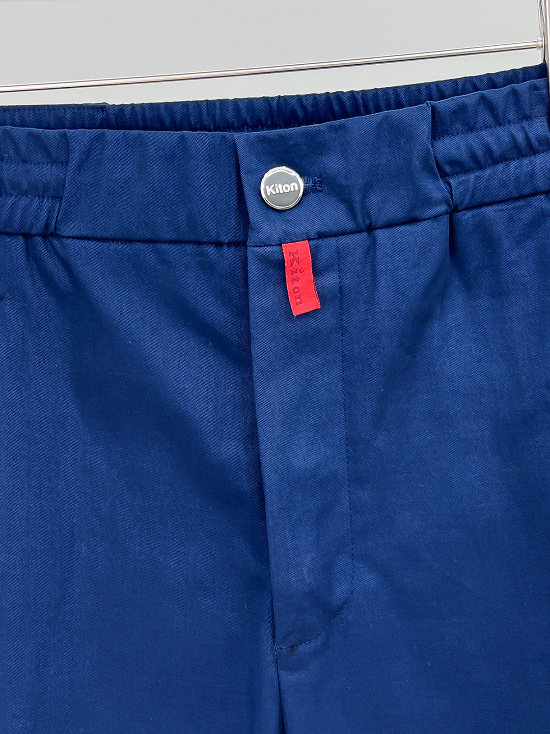 Kiton 2025秋冬专柜新款定制休闲裤 干净利落剪裁，都市风十足 采用高端精纺面料手感软糯干爽，上身