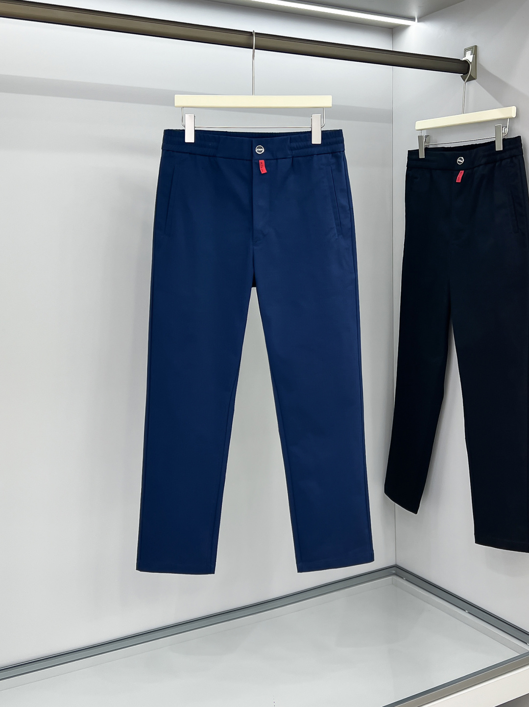 Kiton 2025秋冬专柜新款定制休闲裤 干净利落剪裁，都市风十足 采用高端精纺面料手感软糯干爽，上身