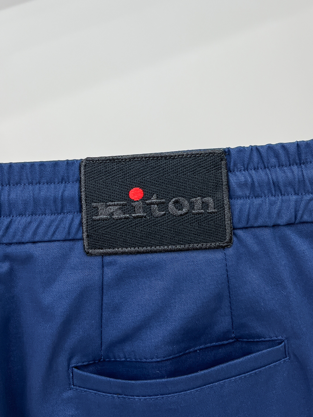 Kiton 2025秋冬专柜新款定制休闲裤 干净利落剪裁，都市风十足 采用高端精纺面料手感软糯干爽，上身