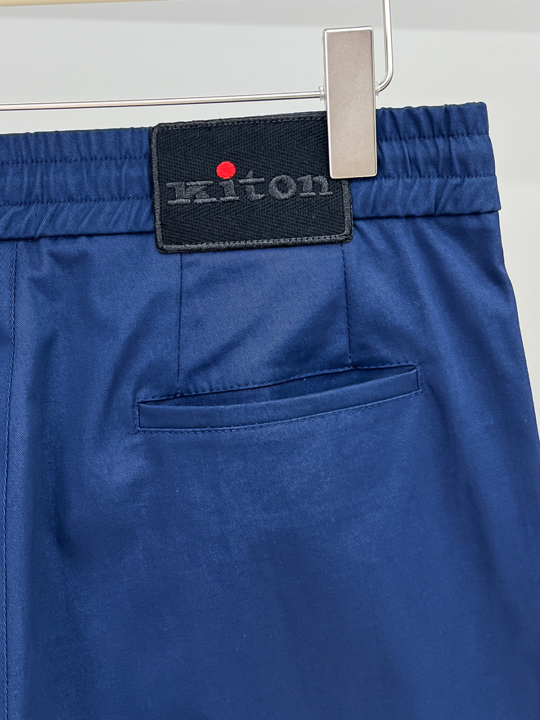Kiton 2025秋冬专柜新款定制休闲裤 干净利落剪裁，都市风十足 采用高端精纺面料手感软糯干爽，上身