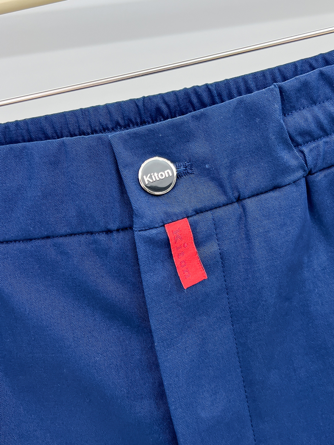 Kiton 2025秋冬专柜新款定制休闲裤 干净利落剪裁，都市风十足 采用高端精纺面料手感软糯干爽，上身