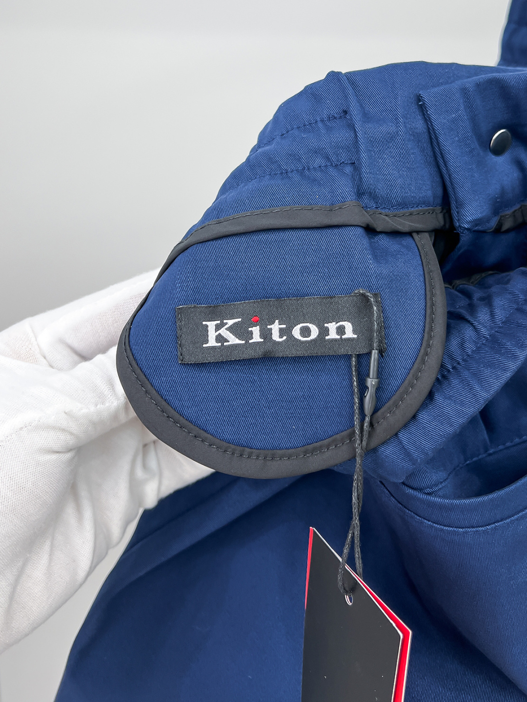 Kiton 2025秋冬专柜新款定制休闲裤 干净利落剪裁，都市风十足 采用高端精纺面料手感软糯干爽，上身