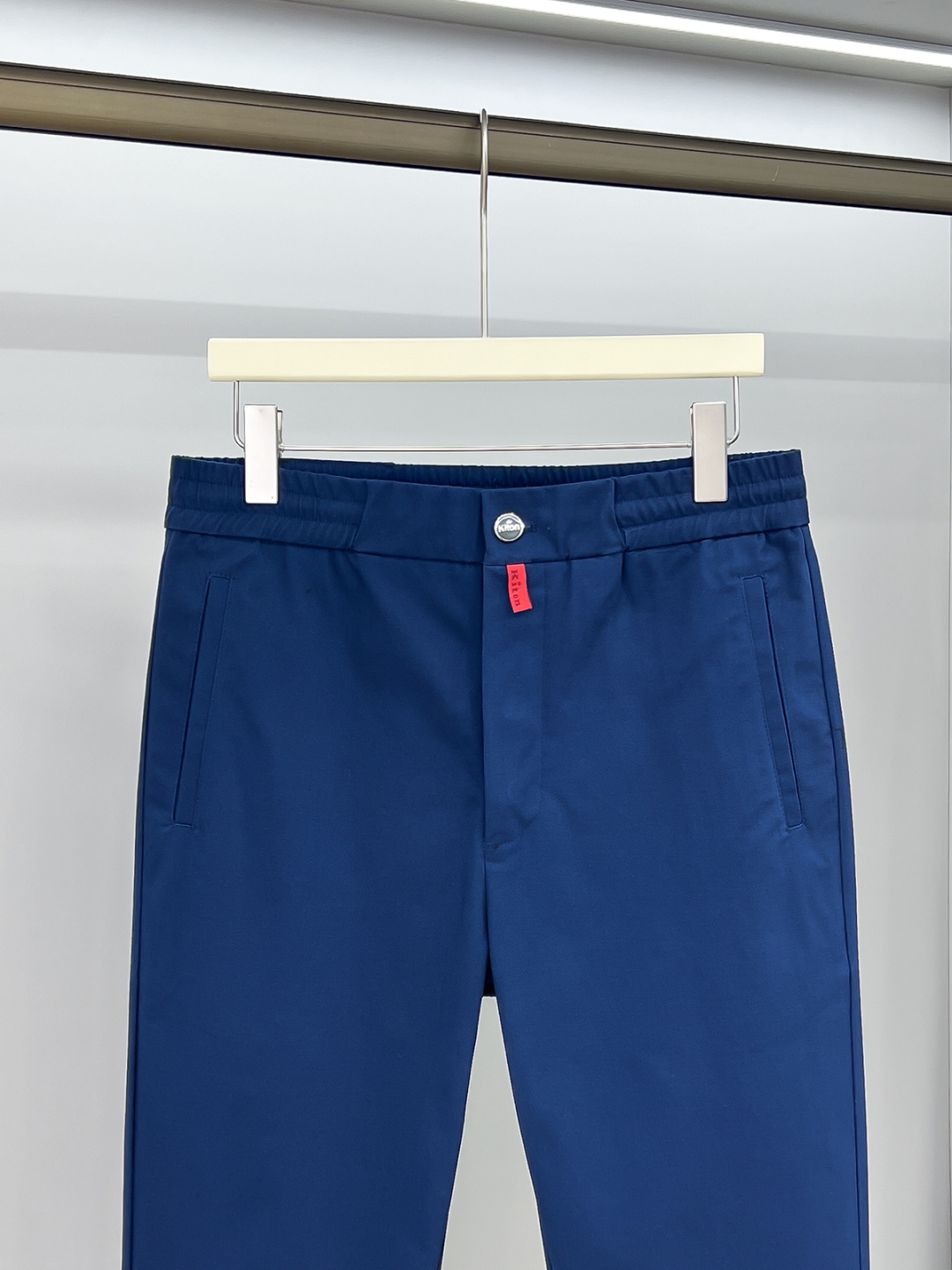 Kiton 2025秋冬专柜新款定制休闲裤 干净利落剪裁，都市风十足 采用高端精纺面料手感软糯干爽，上身