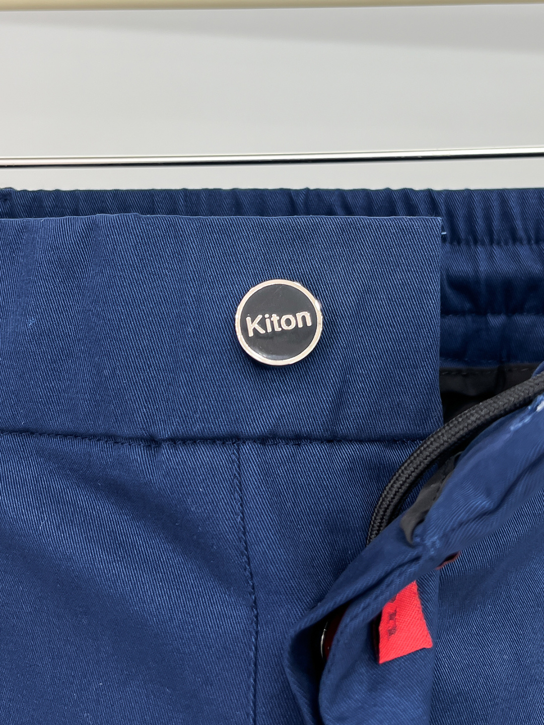 Kiton 2025秋冬专柜新款定制休闲裤 干净利落剪裁，都市风十足 采用高端精纺面料手感软糯干爽，上身