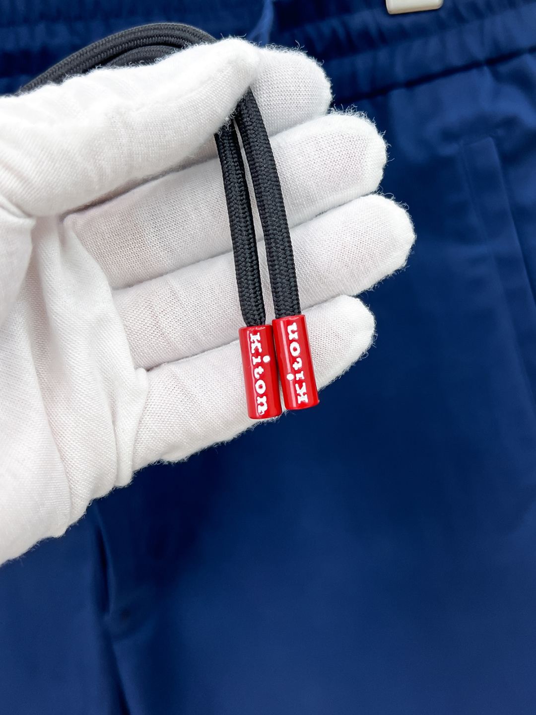 Kiton 2025秋冬专柜新款定制休闲裤 干净利落剪裁，都市风十足 采用高端精纺面料手感软糯干爽，上身