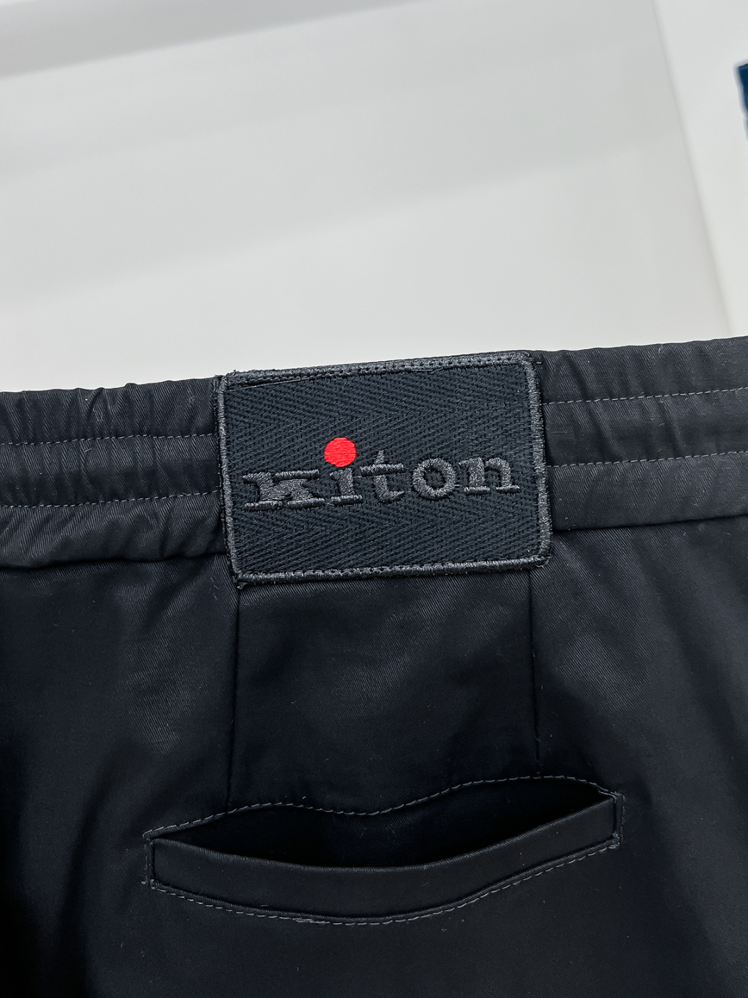 Kiton 2025秋冬专柜新款定制休闲裤 干净利落剪裁，都市风十足 采用高端精纺面料手感软糯干爽，上身