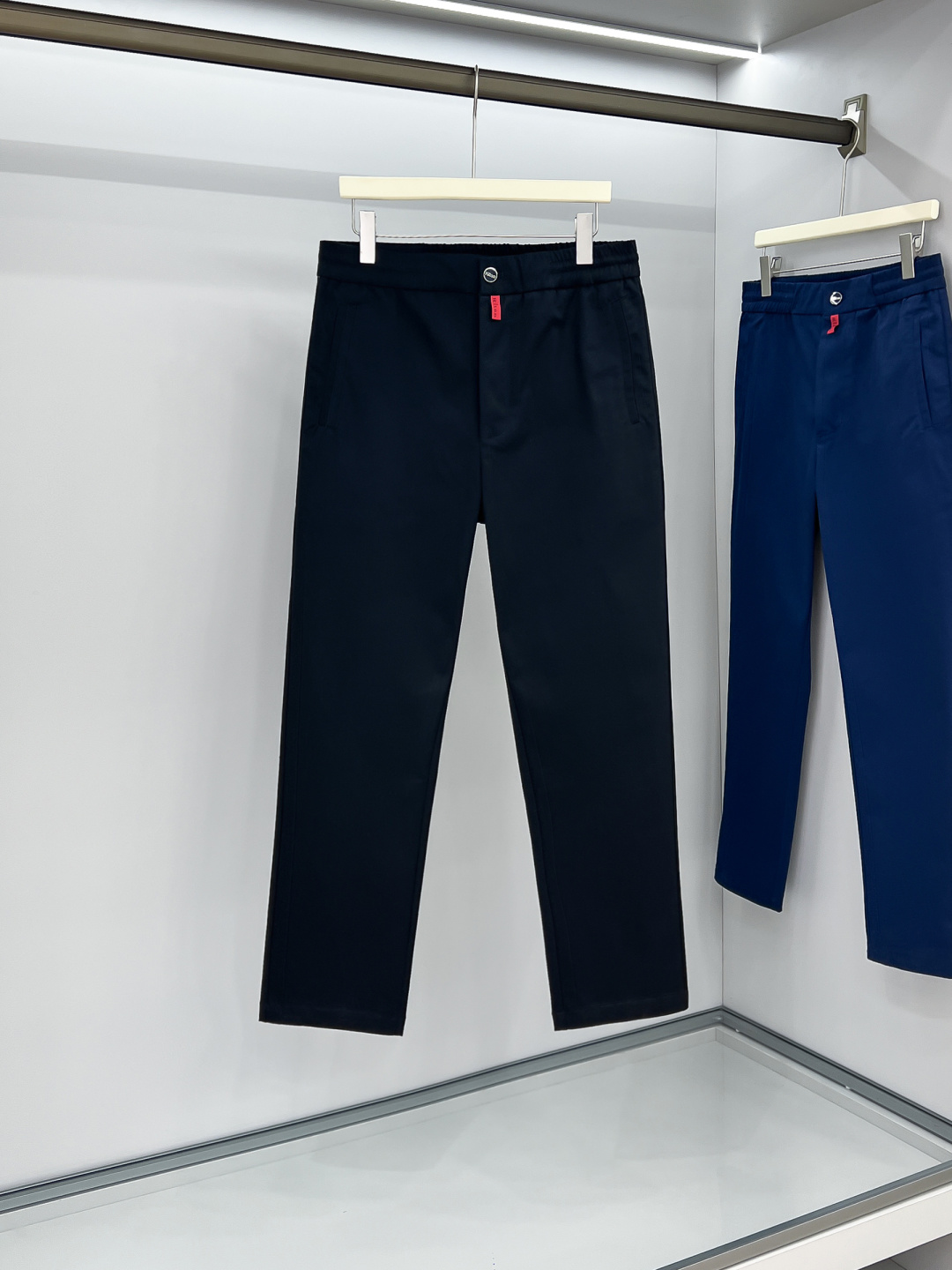 Kiton 2025秋冬专柜新款定制休闲裤 干净利落剪裁，都市风十足 采用高端精纺面料手感软糯干爽，上身