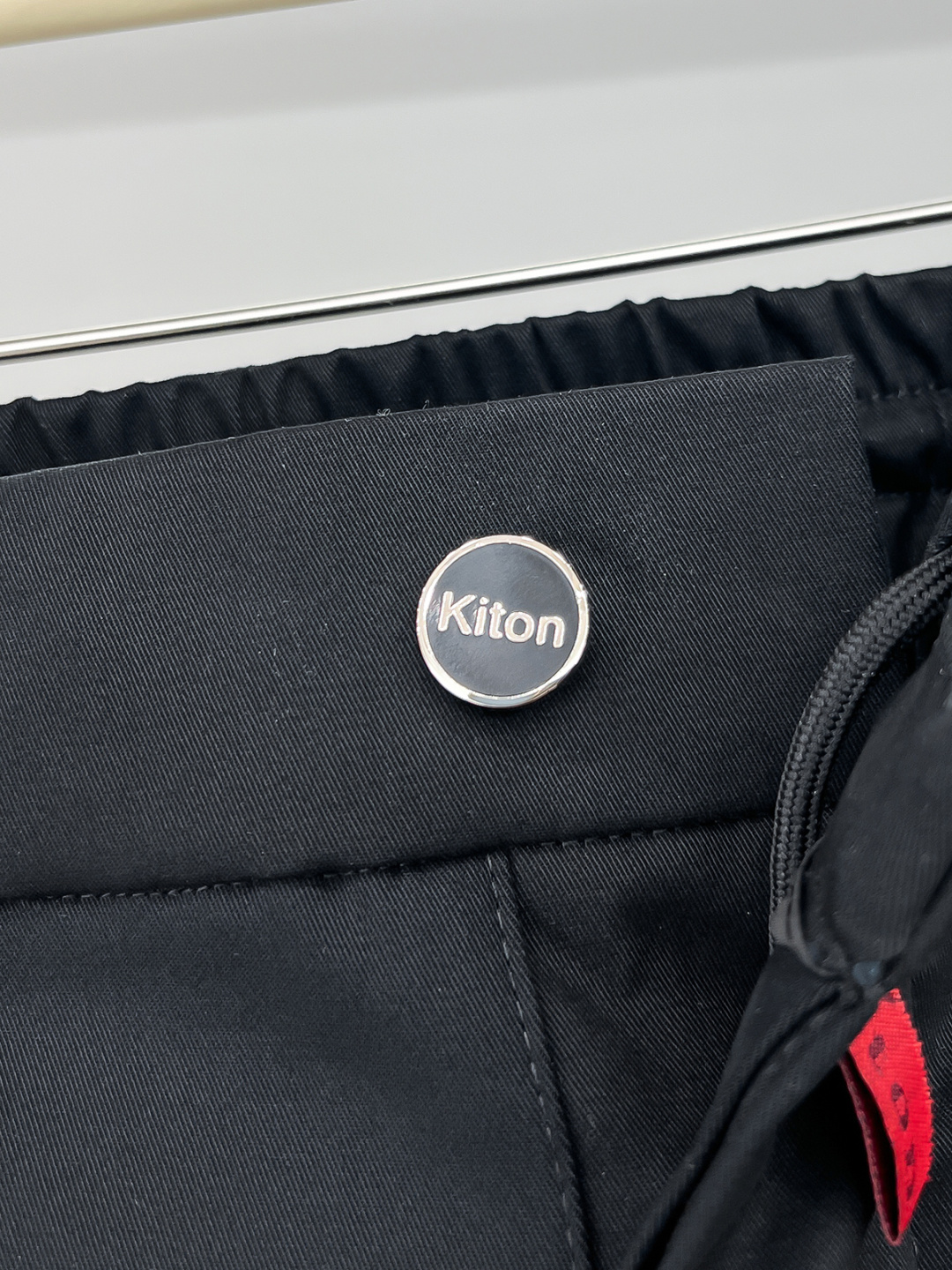 Kiton 2025秋冬专柜新款定制休闲裤 干净利落剪裁，都市风十足 采用高端精纺面料手感软糯干爽，上身