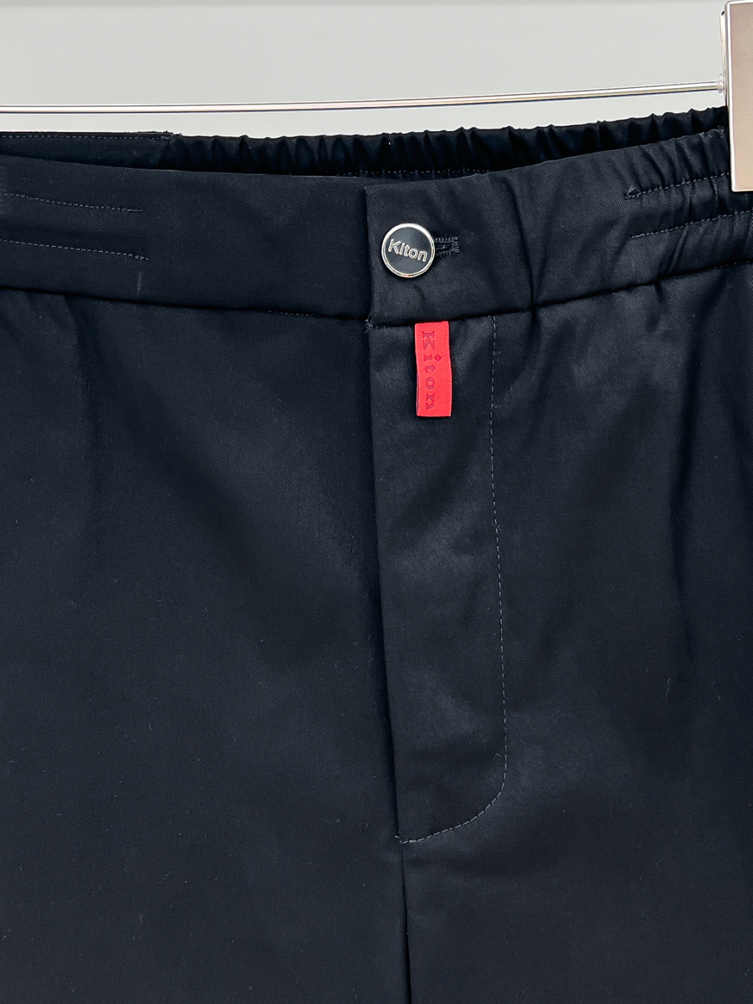 Kiton 2025秋冬专柜新款定制休闲裤 干净利落剪裁，都市风十足 采用高端精纺面料手感软糯干爽，上身