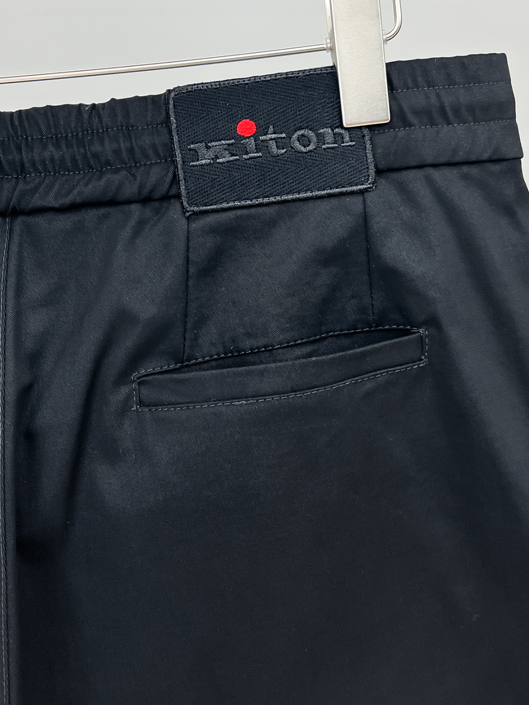 Kiton 2025秋冬专柜新款定制休闲裤 干净利落剪裁，都市风十足 采用高端精纺面料手感软糯干爽，上身