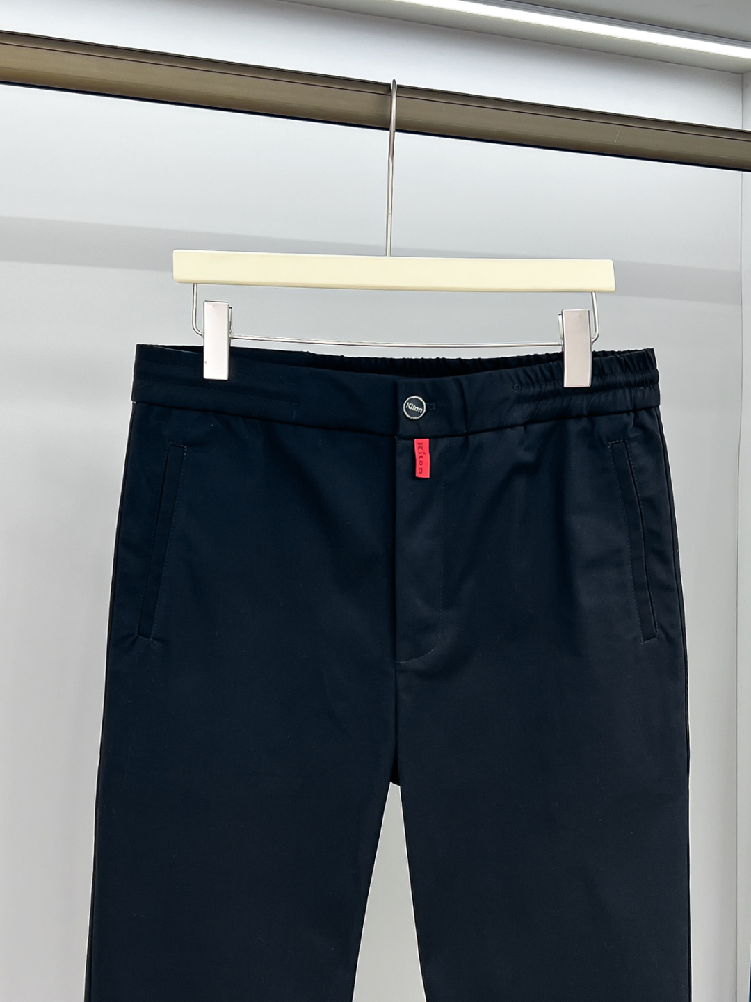 Kiton 2025秋冬专柜新款定制休闲裤 干净利落剪裁，都市风十足 采用高端精纺面料手感软糯干爽，上身