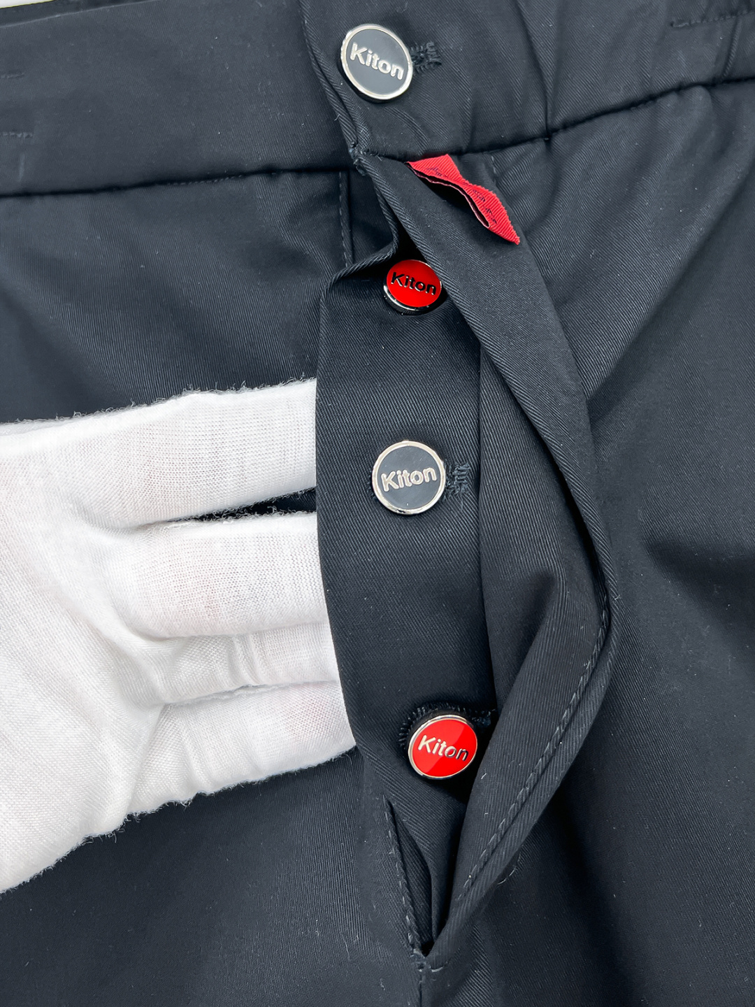 Kiton 2025秋冬专柜新款定制休闲裤 干净利落剪裁，都市风十足 采用高端精纺面料手感软糯干爽，上身