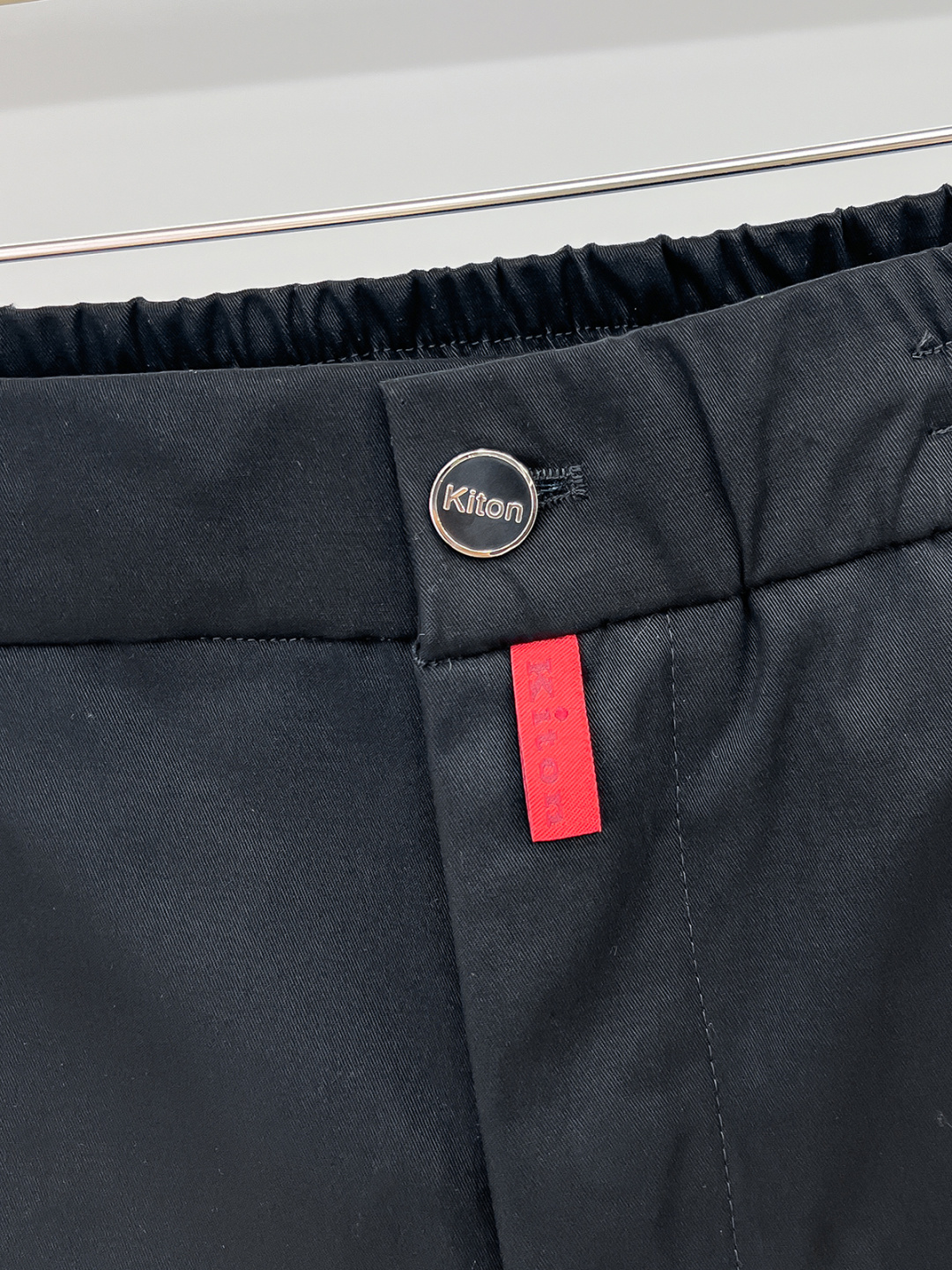 Kiton 2025秋冬专柜新款定制休闲裤 干净利落剪裁，都市风十足 采用高端精纺面料手感软糯干爽，上身