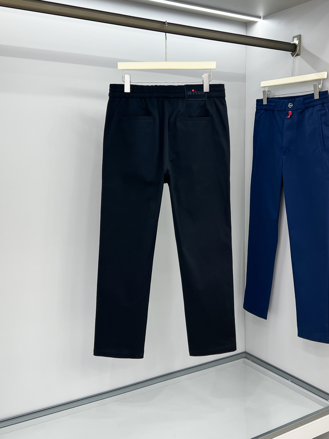 Kiton 2025秋冬专柜新款定制休闲裤 干净利落剪裁，都市风十足 采用高端精纺面料手感软糯干爽，上身