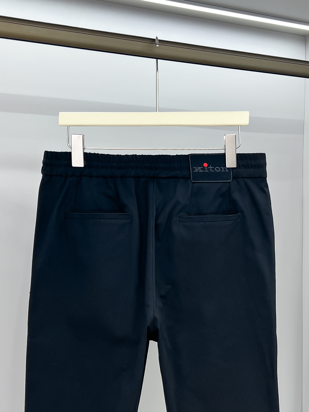 Kiton 2025秋冬专柜新款定制休闲裤 干净利落剪裁，都市风十足 采用高端精纺面料手感软糯干爽，上身