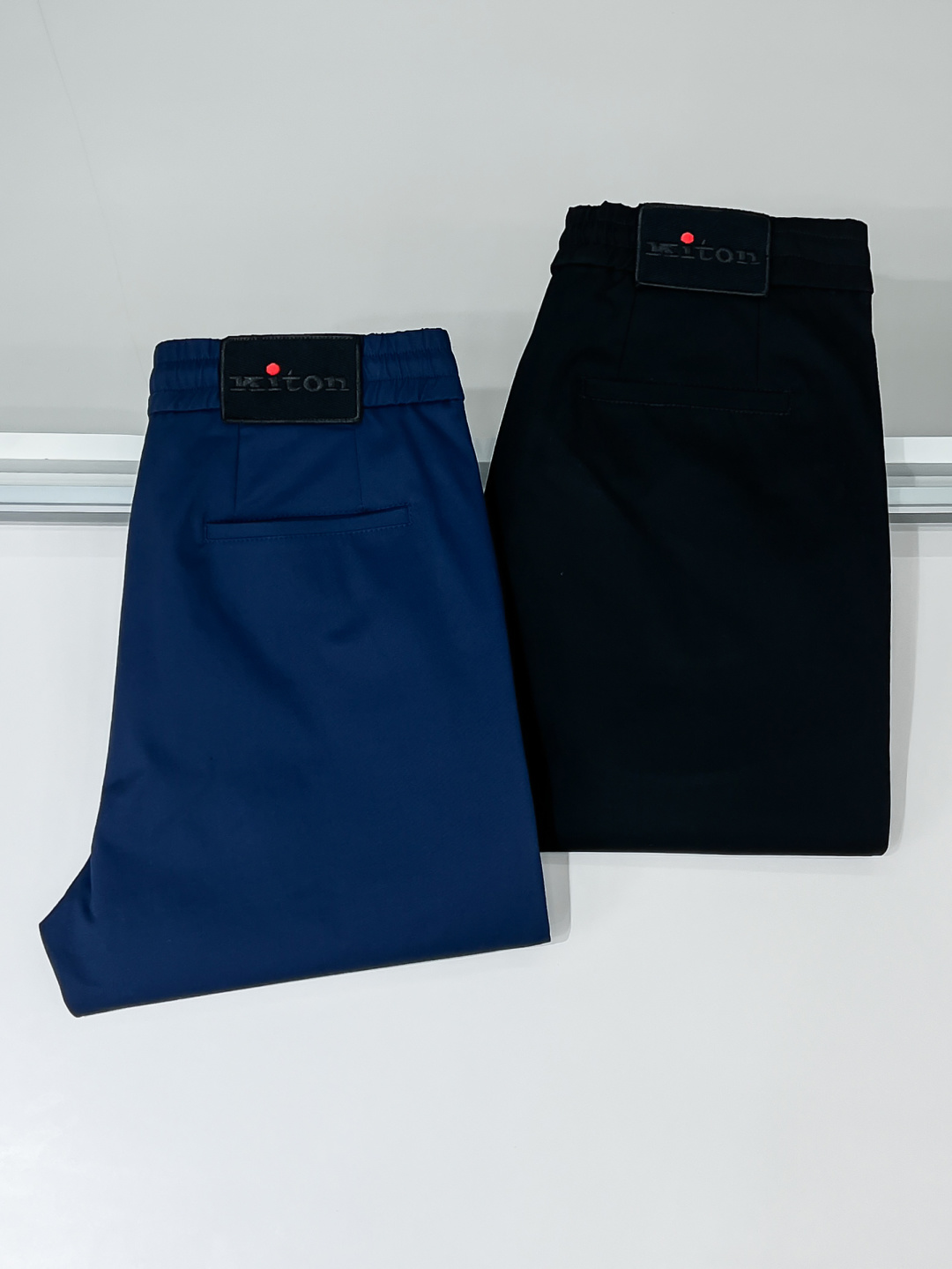 组合细节 Kiton 2025秋冬专柜新款定制休闲裤 干净利落剪裁，都市风十足 采用高端精纺面料手感软糯