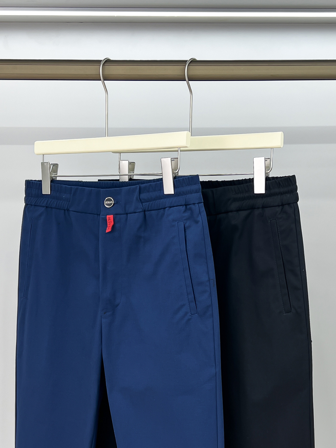 组合细节 Kiton 2025秋冬专柜新款定制休闲裤 干净利落剪裁，都市风十足 采用高端精纺面料手感软糯