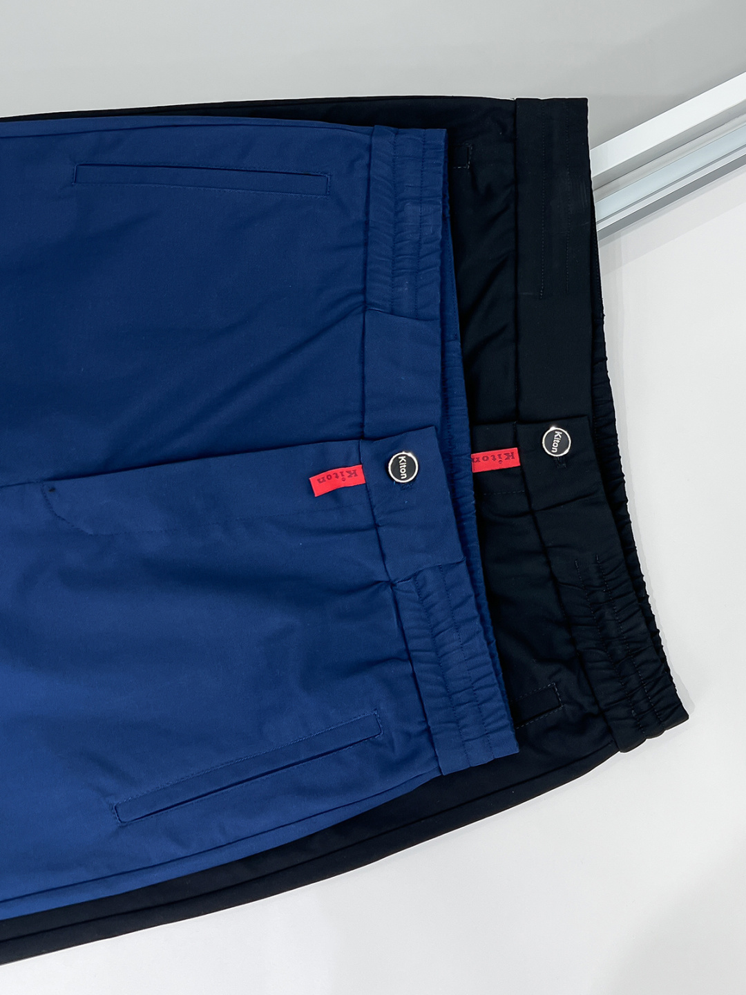 组合细节 Kiton 2025秋冬专柜新款定制休闲裤 干净利落剪裁，都市风十足 采用高端精纺面料手感软糯