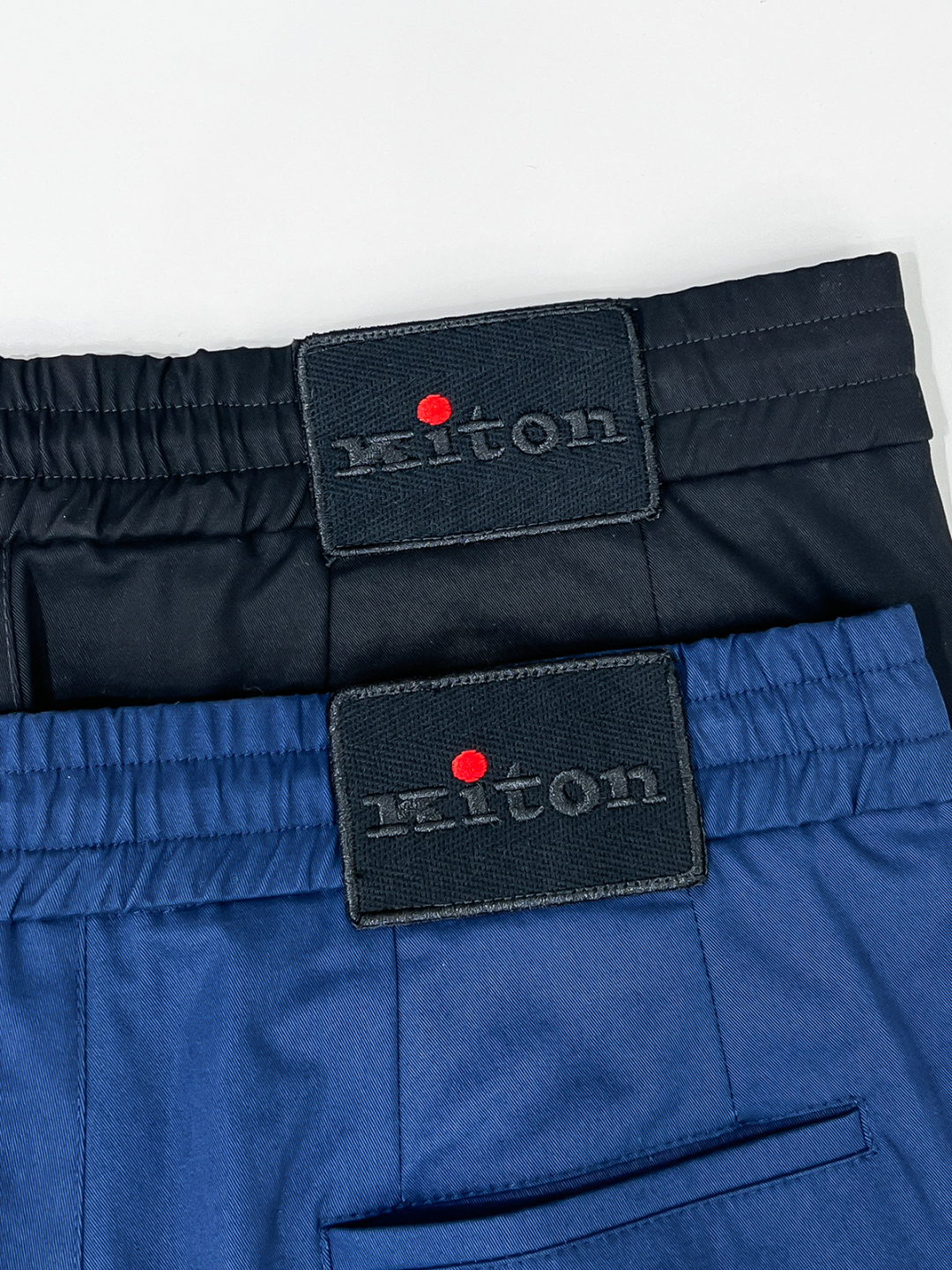 组合细节 Kiton 2025秋冬专柜新款定制休闲裤 干净利落剪裁，都市风十足 采用高端精纺面料手感软糯