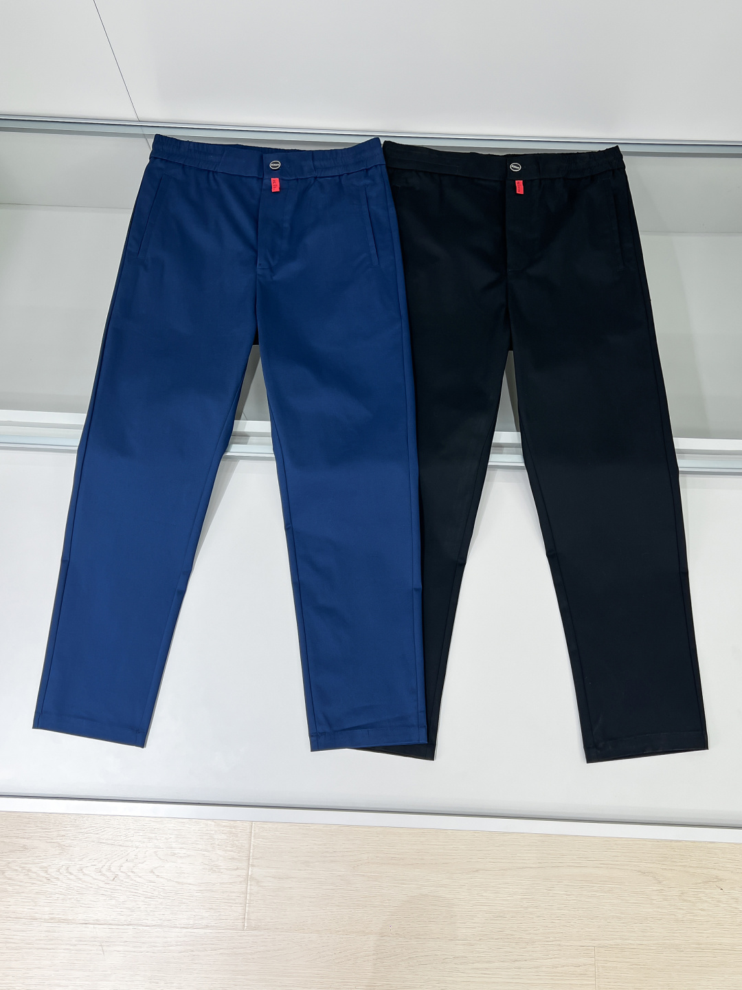 组合细节 Kiton 2025秋冬专柜新款定制休闲裤 干净利落剪裁，都市风十足 采用高端精纺面料手感软糯