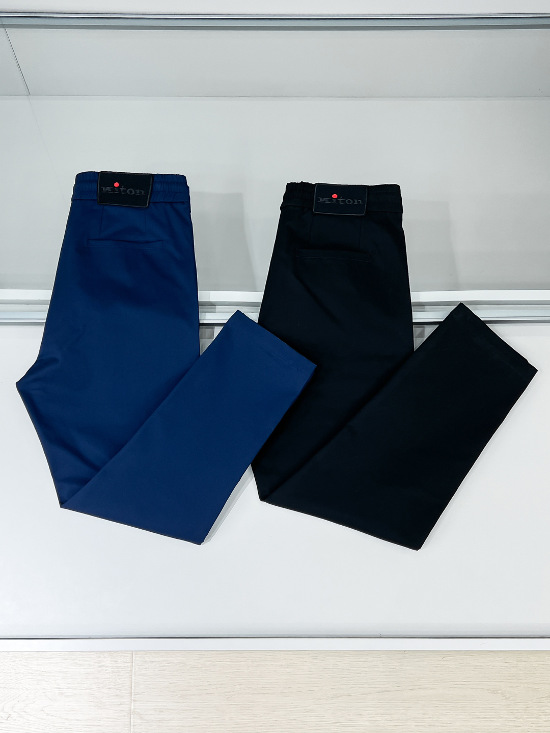 组合细节 Kiton 2025秋冬专柜新款定制休闲裤 干净利落剪裁，都市风十足 采用高端精纺面料手感软糯