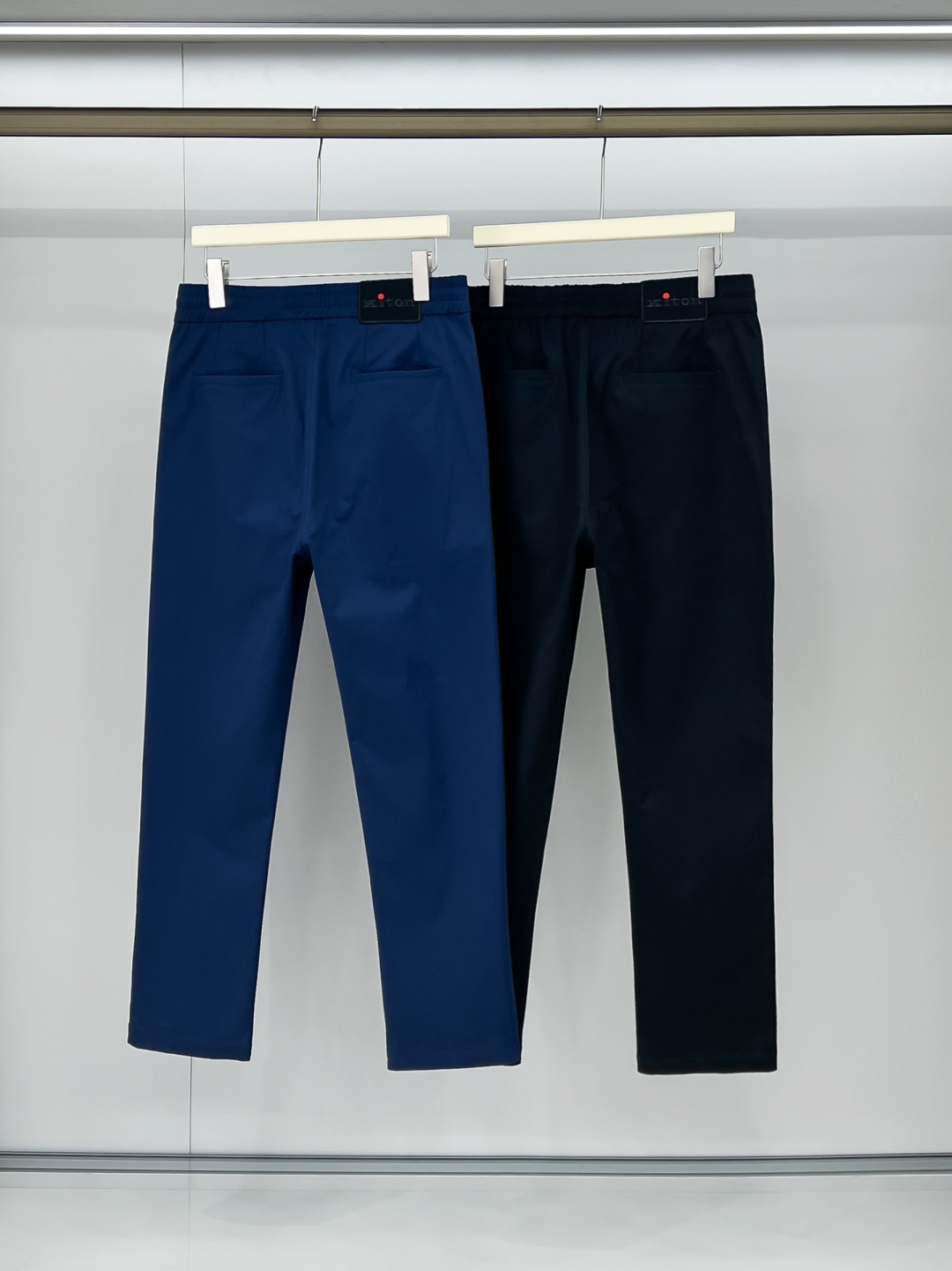 组合细节 Kiton 2025秋冬专柜新款定制休闲裤 干净利落剪裁，都市风十足 采用高端精纺面料手感软糯