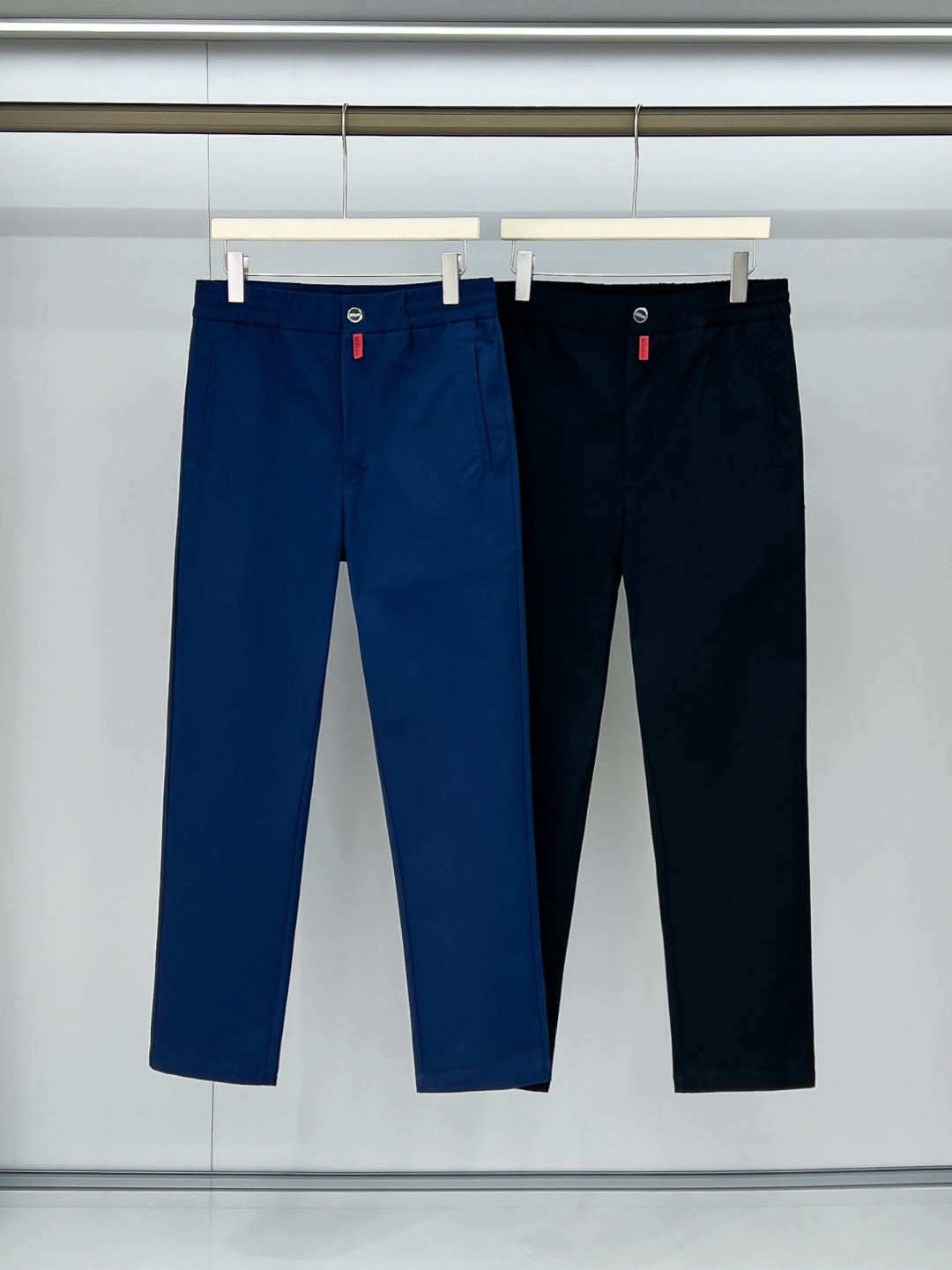 组合细节 Kiton 2025秋冬专柜新款定制休闲裤 干净利落剪裁，都市风十足 采用高端精纺面料手感软糯