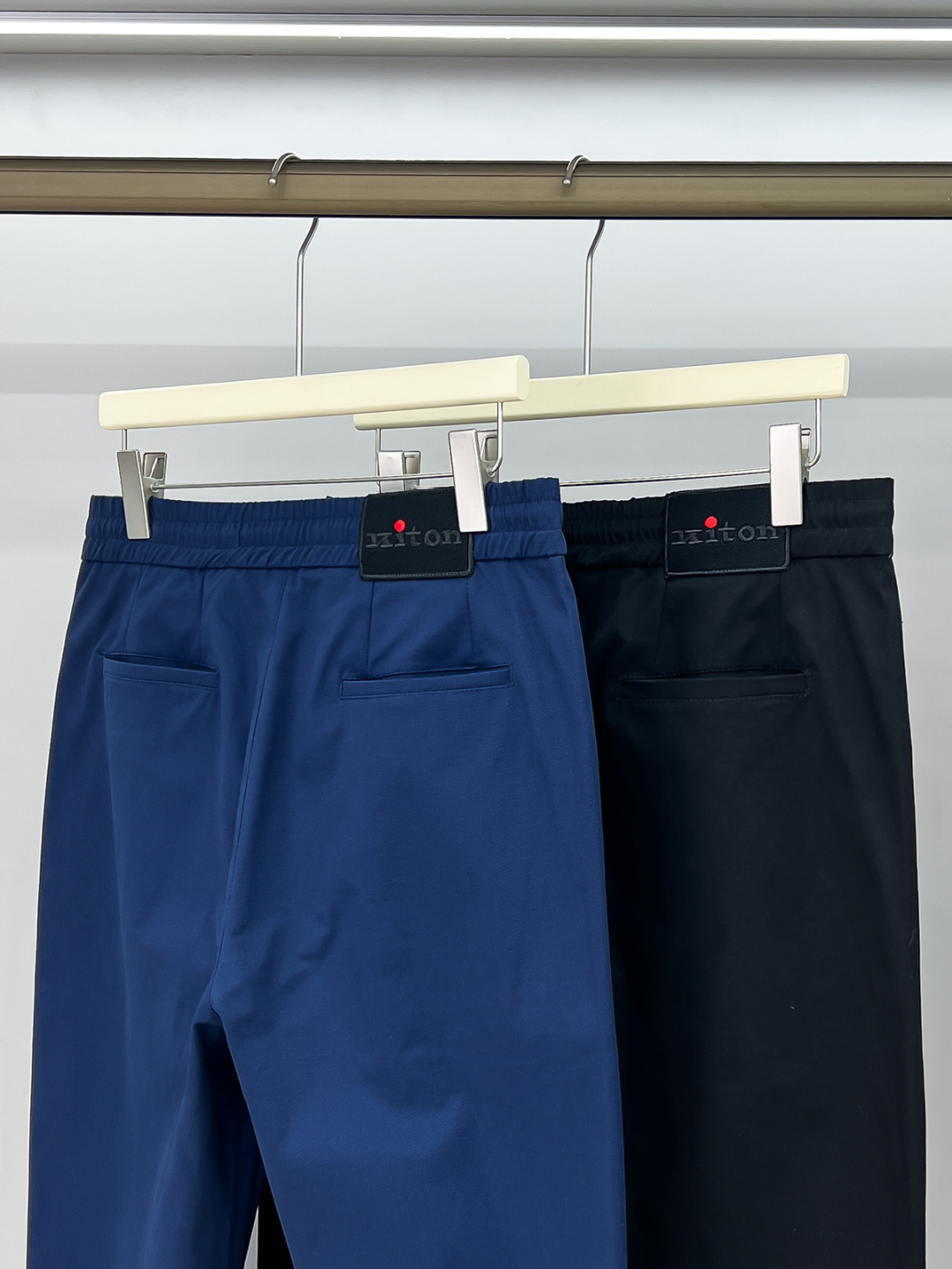 组合细节 Kiton 2025秋冬专柜新款定制休闲裤 干净利落剪裁，都市风十足 采用高端精纺面料手感软糯