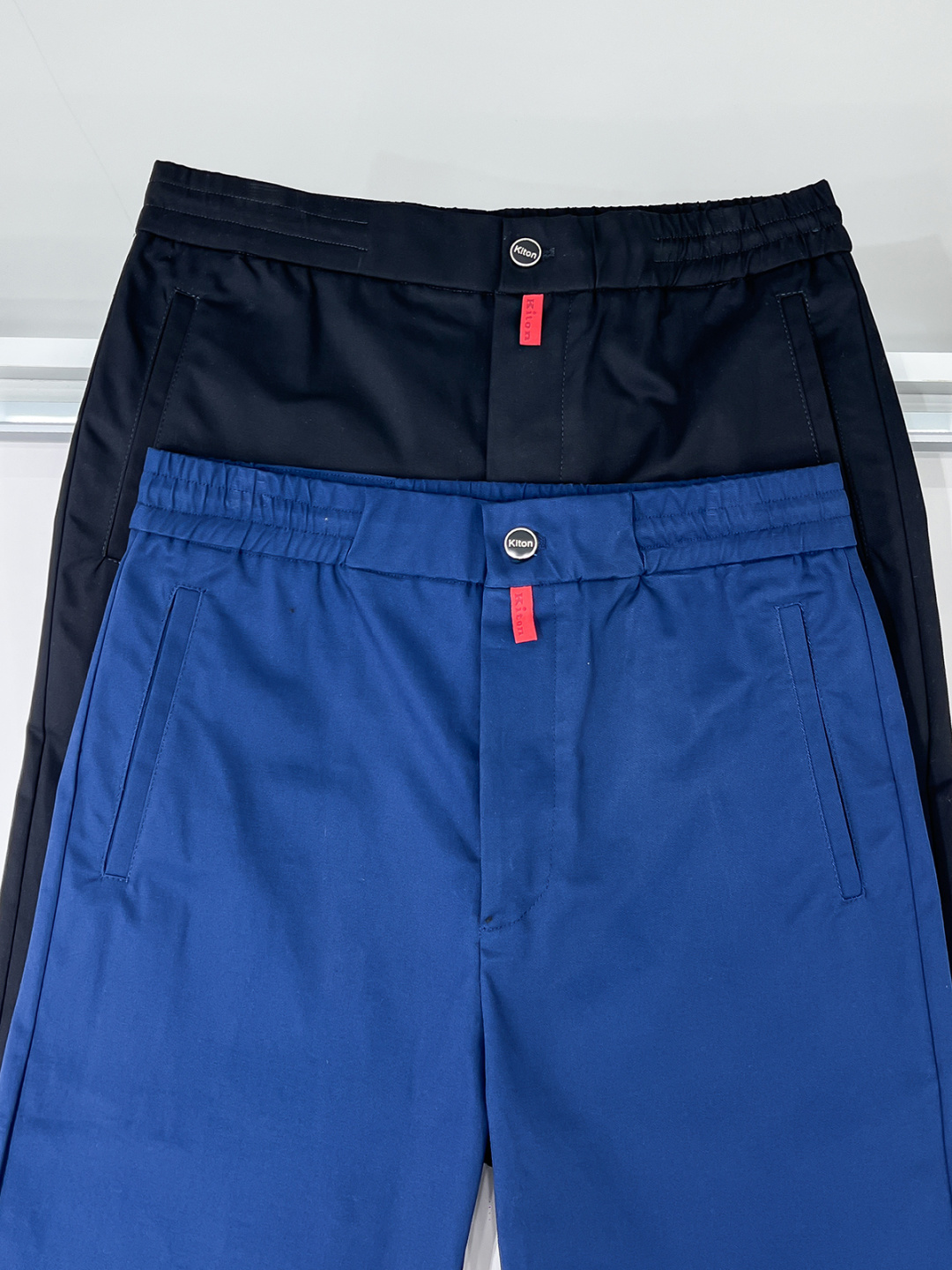 组合细节 Kiton 2025秋冬专柜新款定制休闲裤 干净利落剪裁，都市风十足 采用高端精纺面料手感软糯