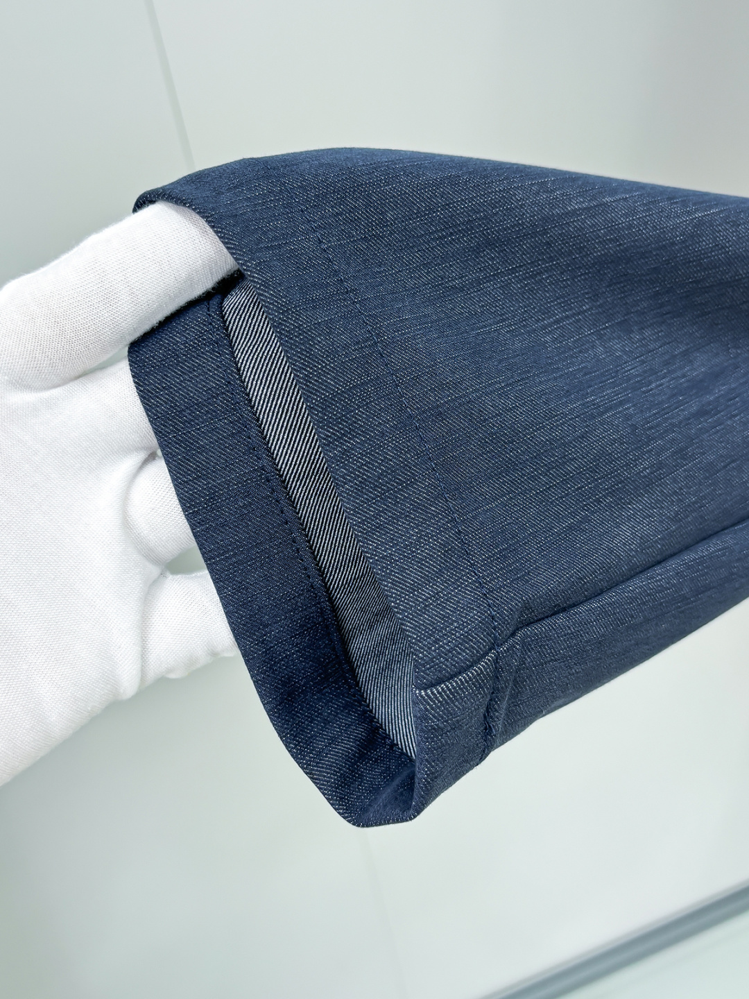 Ki重磅来袭2025FW早秋新品看似简约的小直筒剪裁，实则暗藏「立体工学」—— 定制面料裤身不起褶皱是贴