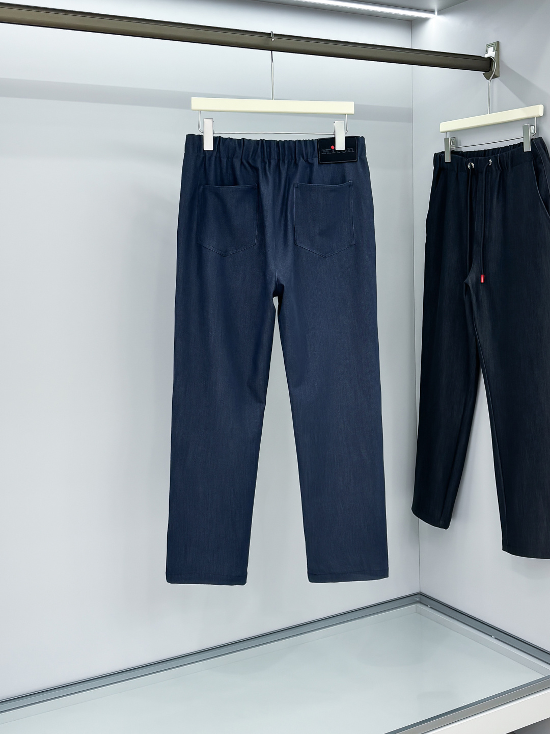 Ki重磅来袭2025FW早秋新品看似简约的小直筒剪裁，实则暗藏「立体工学」—— 定制面料裤身不起褶皱是贴