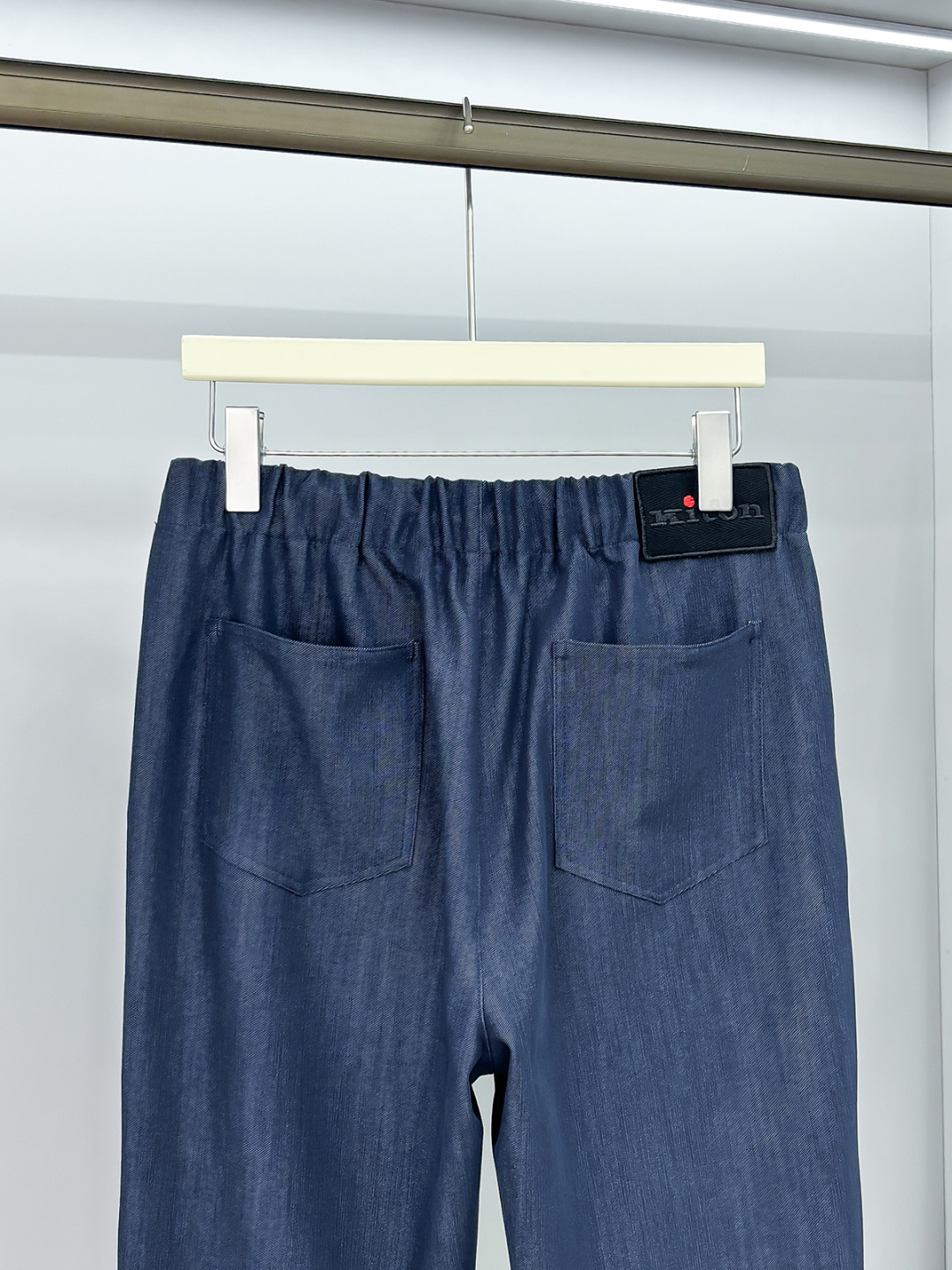 Ki重磅来袭2025FW早秋新品看似简约的小直筒剪裁，实则暗藏「立体工学」—— 定制面料裤身不起褶皱是贴