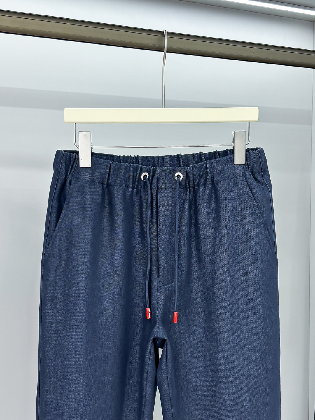 Ki重磅来袭2025FW早秋新品看似简约的小直筒剪裁，实则暗藏「立体工学」—— 定制面料裤身不起褶皱是贴