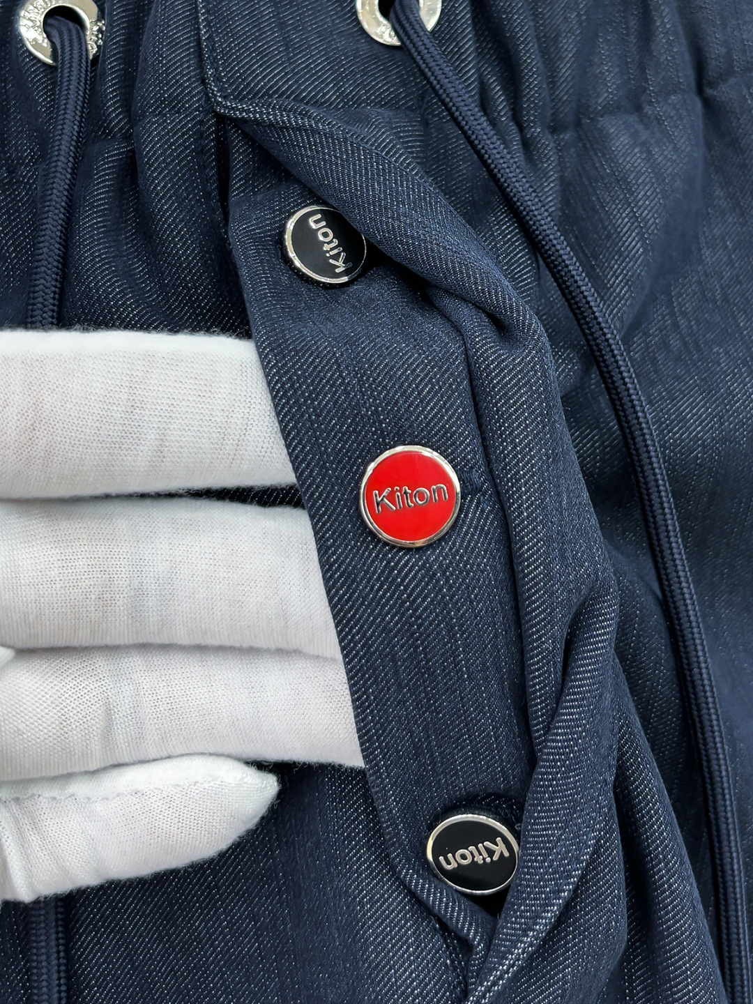 Ki重磅来袭2025FW早秋新品看似简约的小直筒剪裁，实则暗藏「立体工学」—— 定制面料裤身不起褶皱是贴