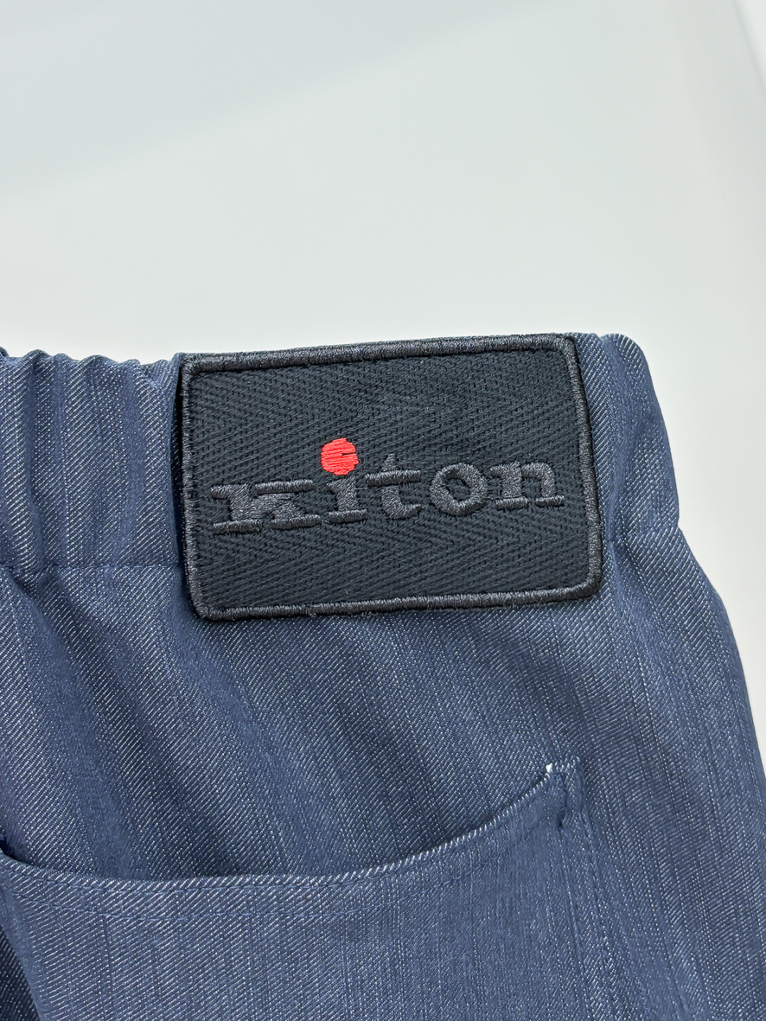 Ki重磅来袭2025FW早秋新品看似简约的小直筒剪裁，实则暗藏「立体工学」—— 定制面料裤身不起褶皱是贴