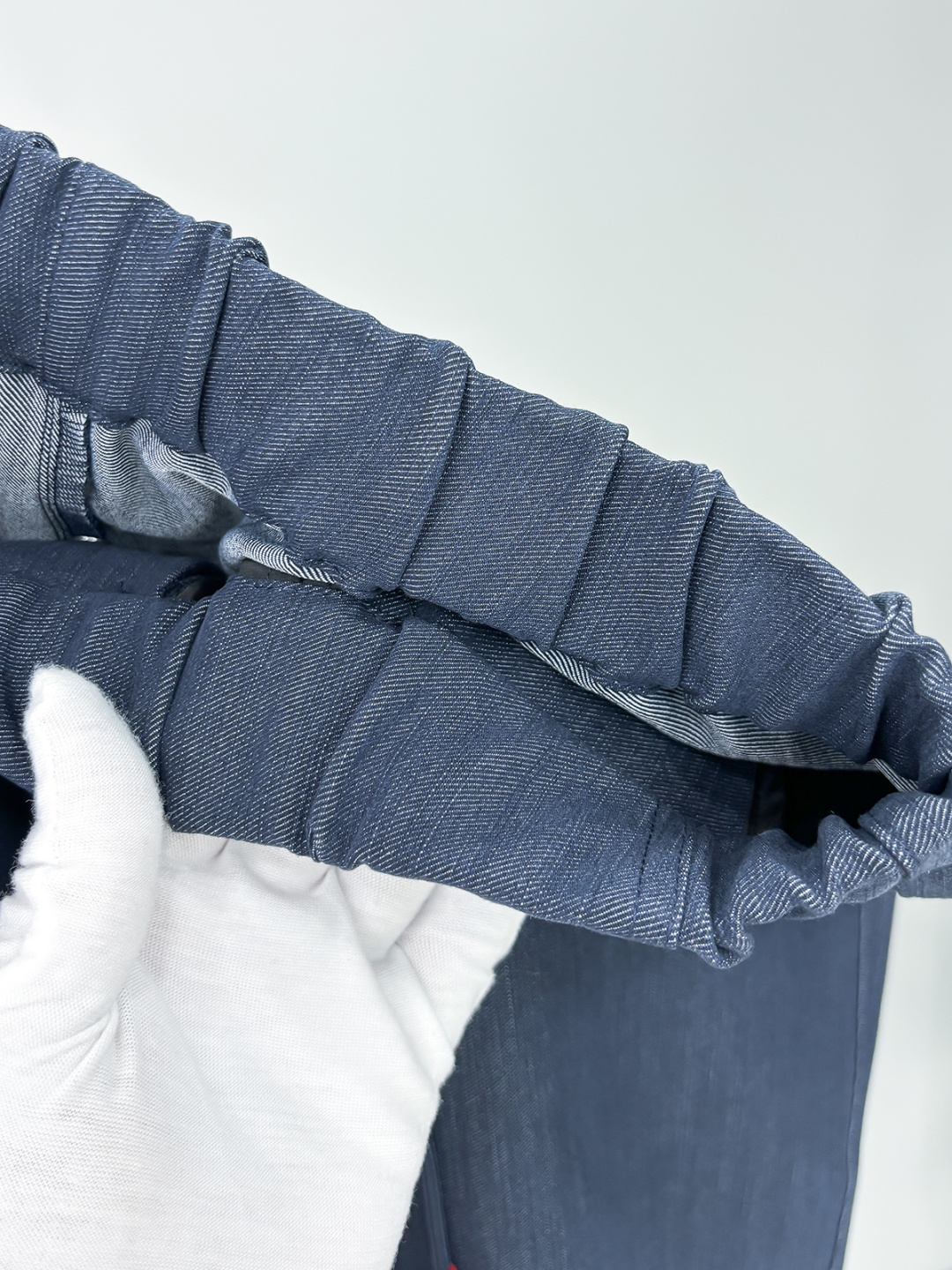 Ki重磅来袭2025FW早秋新品看似简约的小直筒剪裁，实则暗藏「立体工学」—— 定制面料裤身不起褶皱是贴