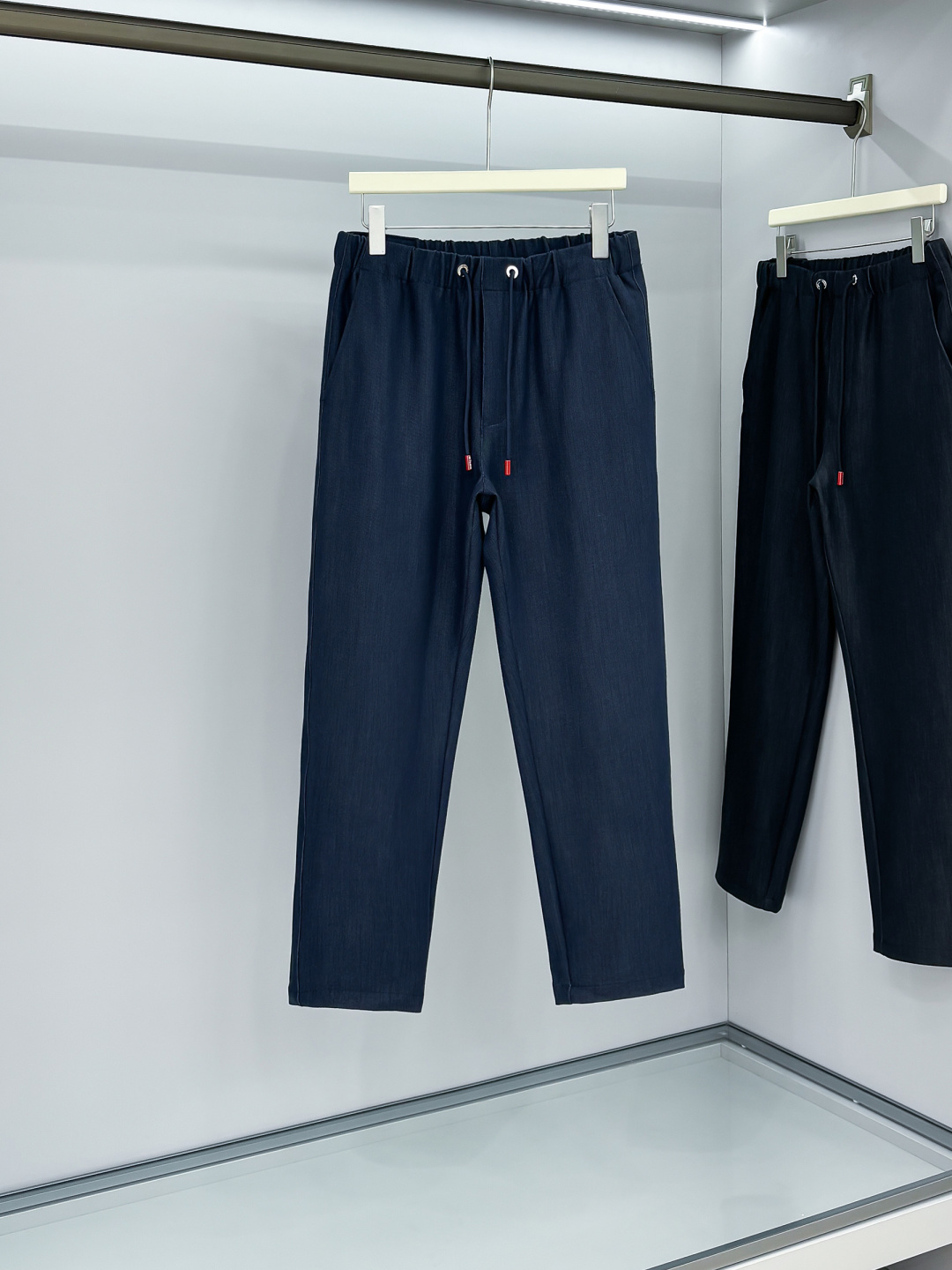 Ki重磅来袭2025FW早秋新品看似简约的小直筒剪裁，实则暗藏「立体工学」—— 定制面料裤身不起褶皱是贴