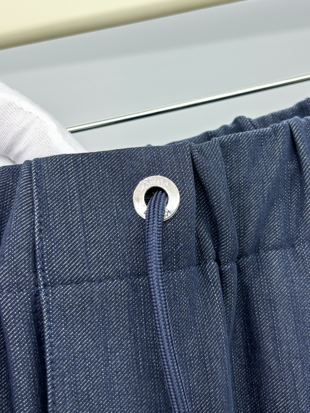 Ki重磅来袭2025FW早秋新品看似简约的小直筒剪裁，实则暗藏「立体工学」—— 定制面料裤身不起褶皱是贴