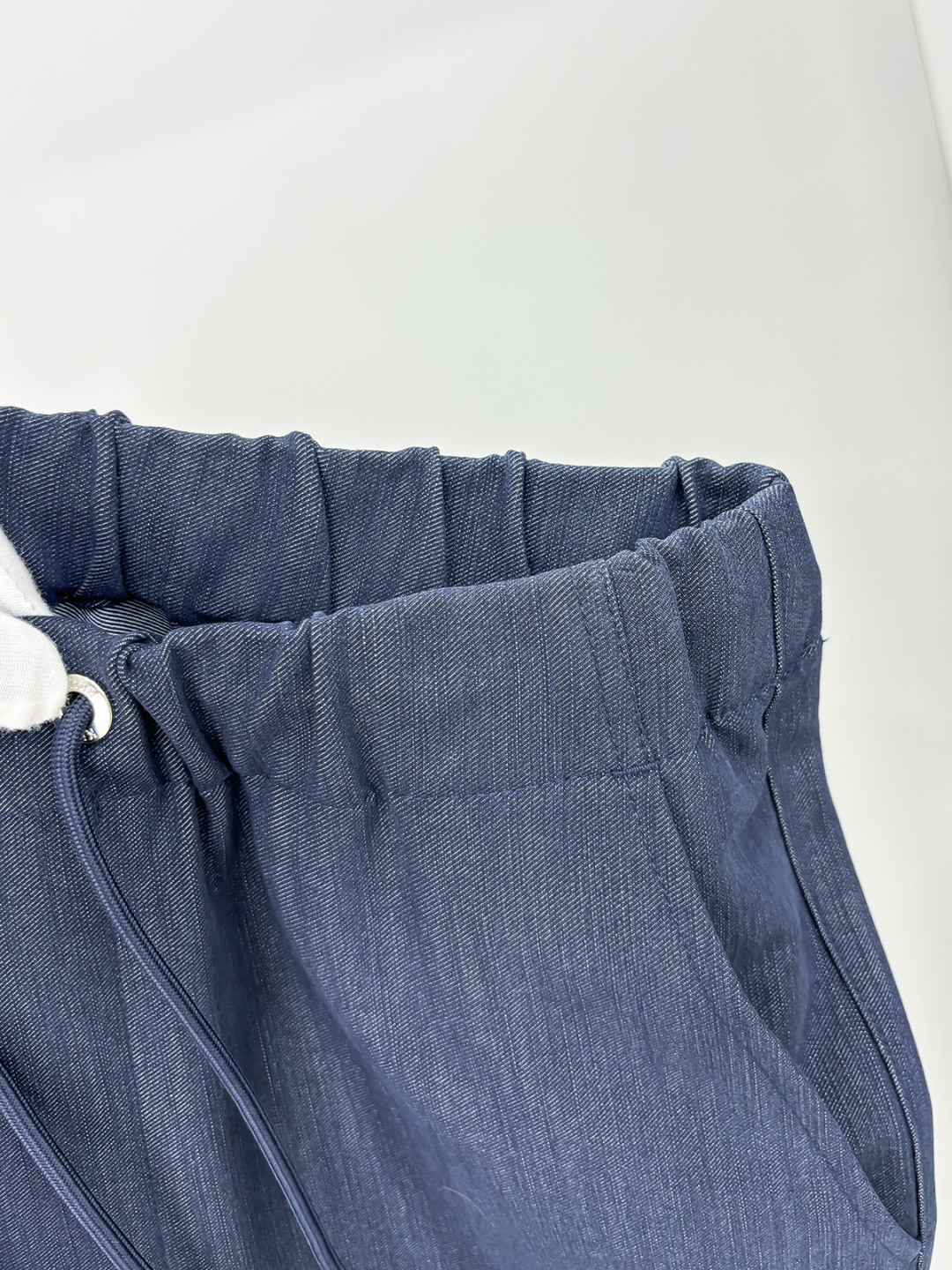 Ki重磅来袭2025FW早秋新品看似简约的小直筒剪裁，实则暗藏「立体工学」—— 定制面料裤身不起褶皱是贴