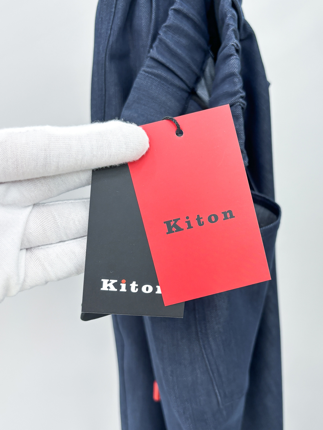 Ki重磅来袭2025FW早秋新品看似简约的小直筒剪裁，实则暗藏「立体工学」—— 定制面料裤身不起褶皱是贴