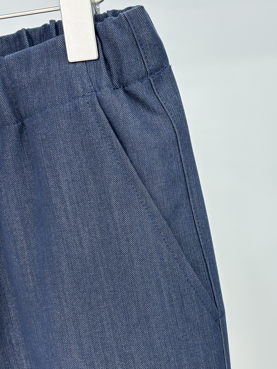 Ki重磅来袭2025FW早秋新品看似简约的小直筒剪裁，实则暗藏「立体工学」—— 定制面料裤身不起褶皱是贴