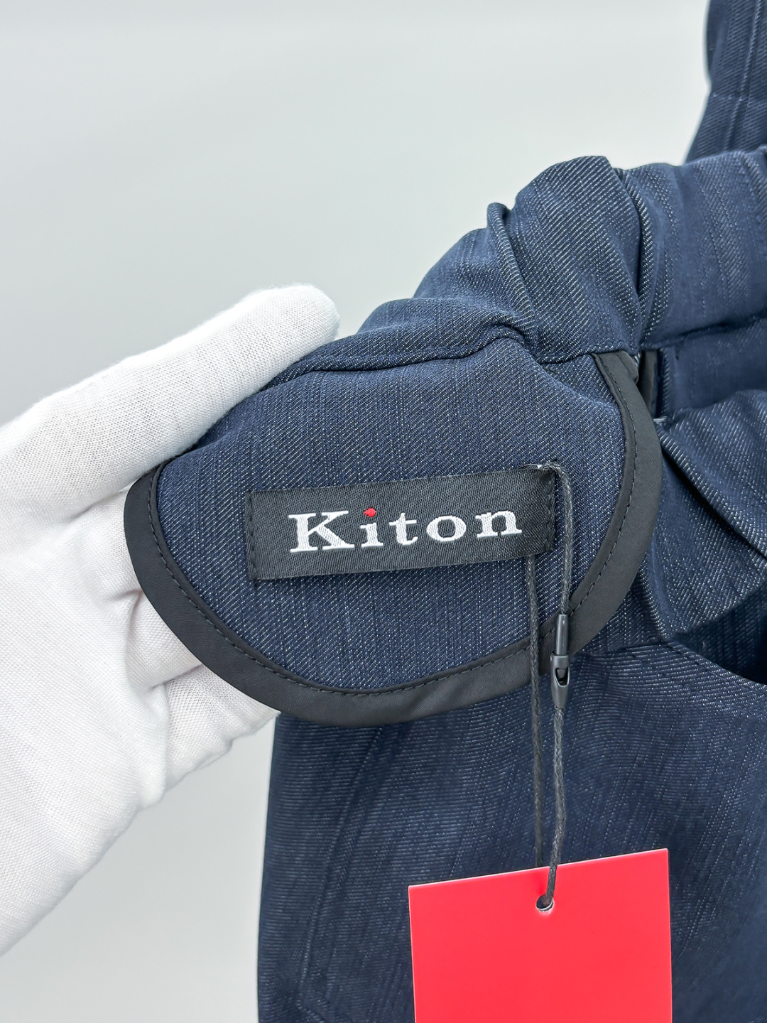 Ki重磅来袭2025FW早秋新品看似简约的小直筒剪裁，实则暗藏「立体工学」—— 定制面料裤身不起褶皱是贴