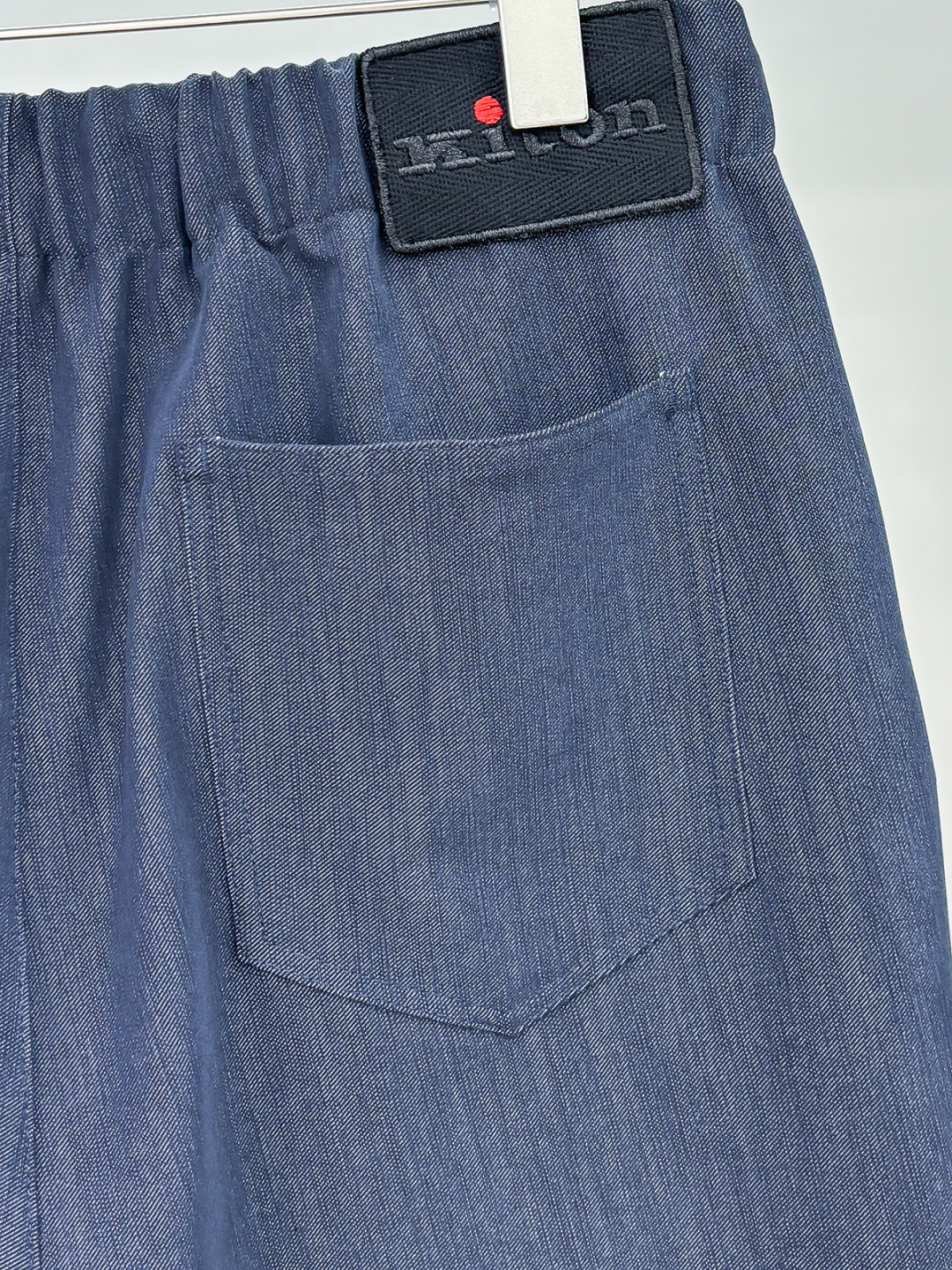 Ki重磅来袭2025FW早秋新品看似简约的小直筒剪裁，实则暗藏「立体工学」—— 定制面料裤身不起褶皱是贴