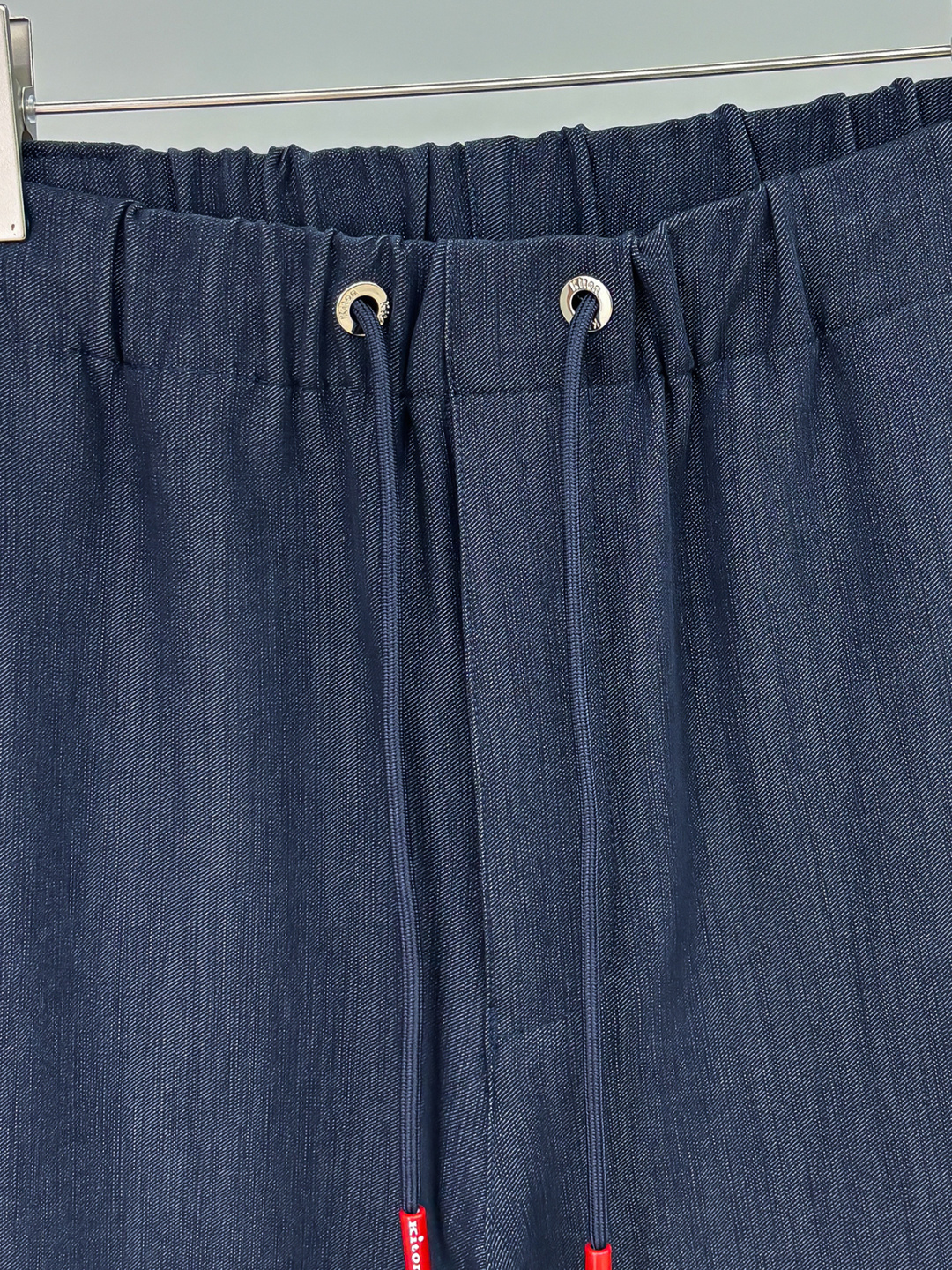 Ki重磅来袭2025FW早秋新品看似简约的小直筒剪裁，实则暗藏「立体工学」—— 定制面料裤身不起褶皱是贴