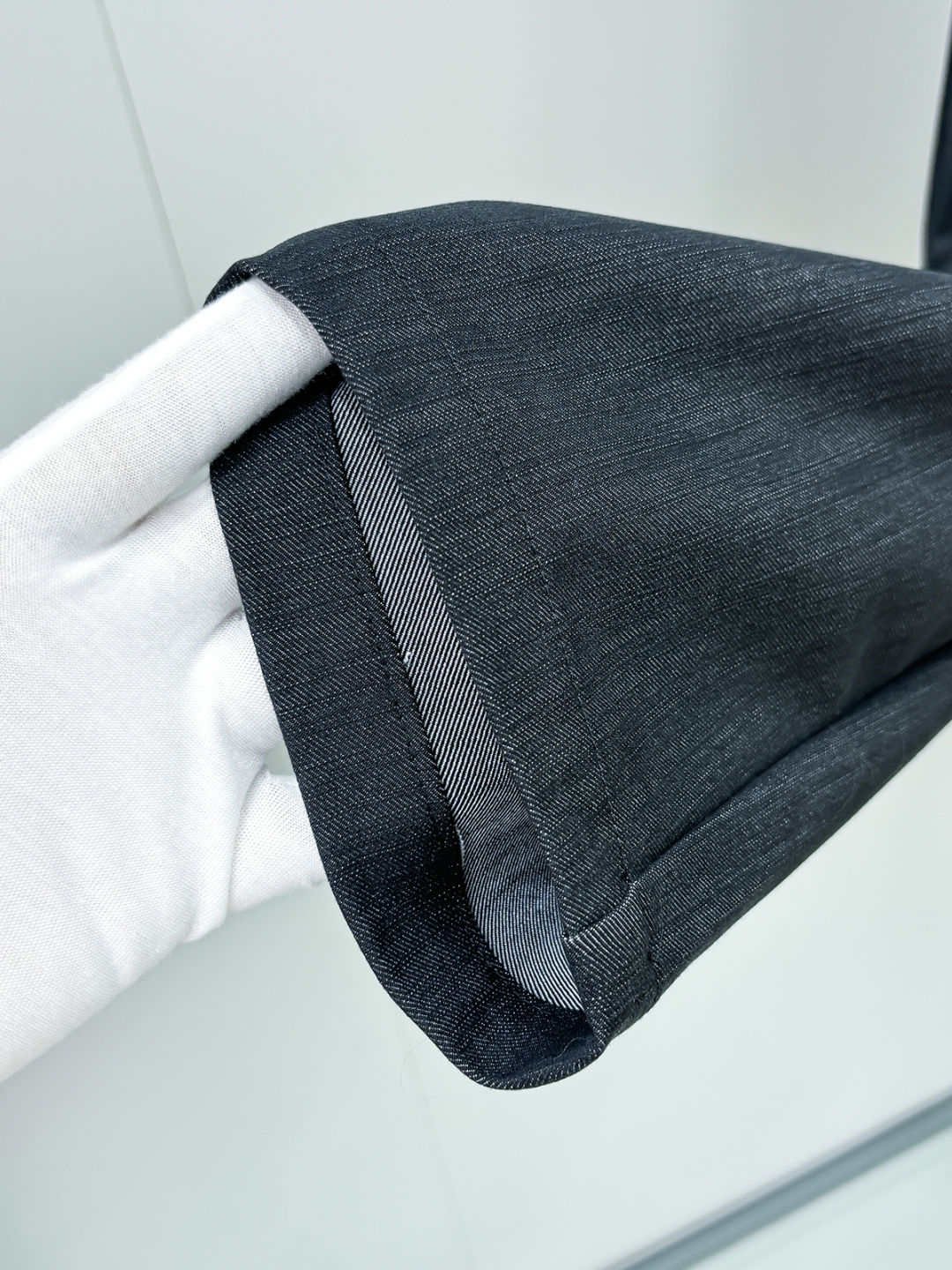 Ki重磅来袭2025FW早秋新品看似简约的小直筒剪裁，实则暗藏「立体工学」—— 定制面料裤身不起褶皱是贴