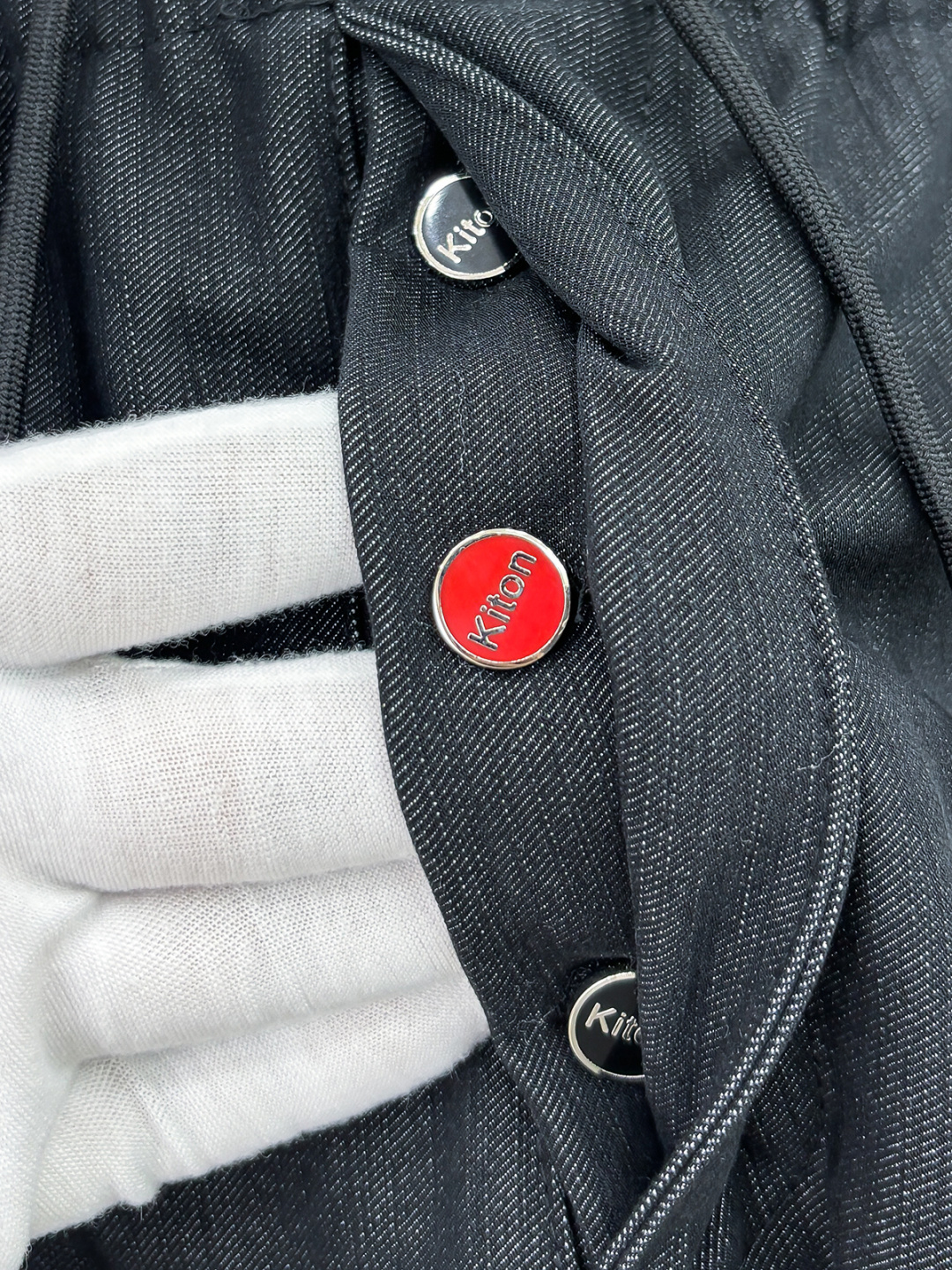 Ki重磅来袭2025FW早秋新品看似简约的小直筒剪裁，实则暗藏「立体工学」—— 定制面料裤身不起褶皱是贴