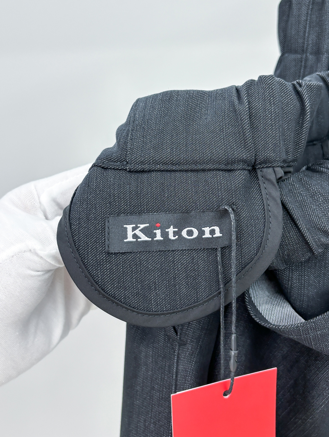 Ki重磅来袭2025FW早秋新品看似简约的小直筒剪裁，实则暗藏「立体工学」—— 定制面料裤身不起褶皱是贴