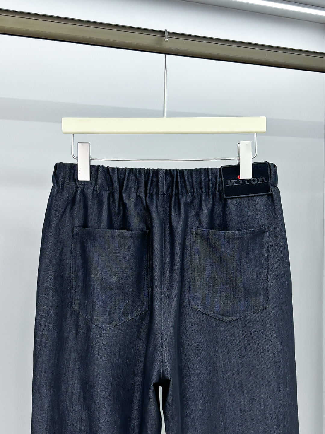 Ki重磅来袭2025FW早秋新品看似简约的小直筒剪裁，实则暗藏「立体工学」—— 定制面料裤身不起褶皱是贴