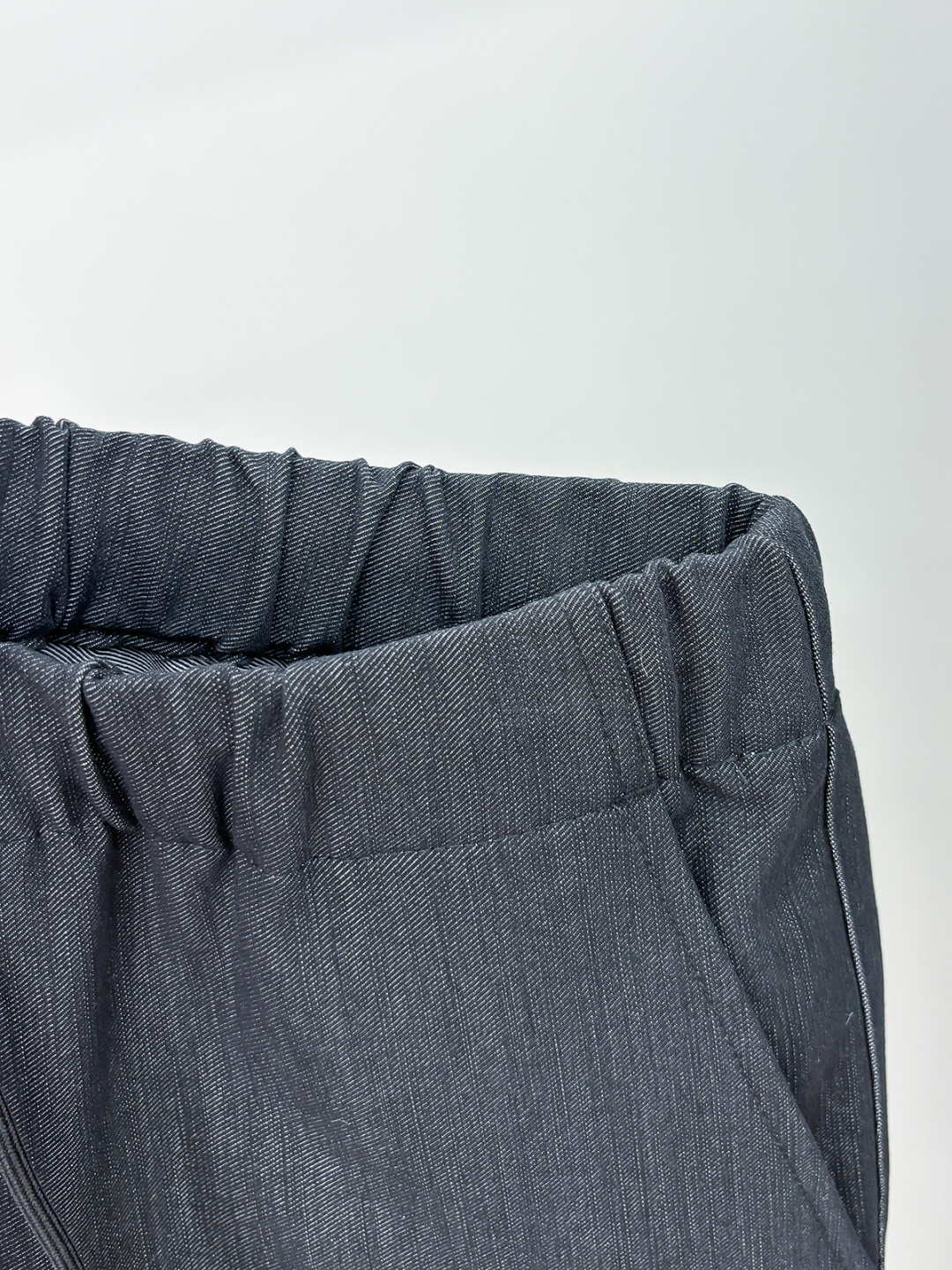 Ki重磅来袭2025FW早秋新品看似简约的小直筒剪裁，实则暗藏「立体工学」—— 定制面料裤身不起褶皱是贴