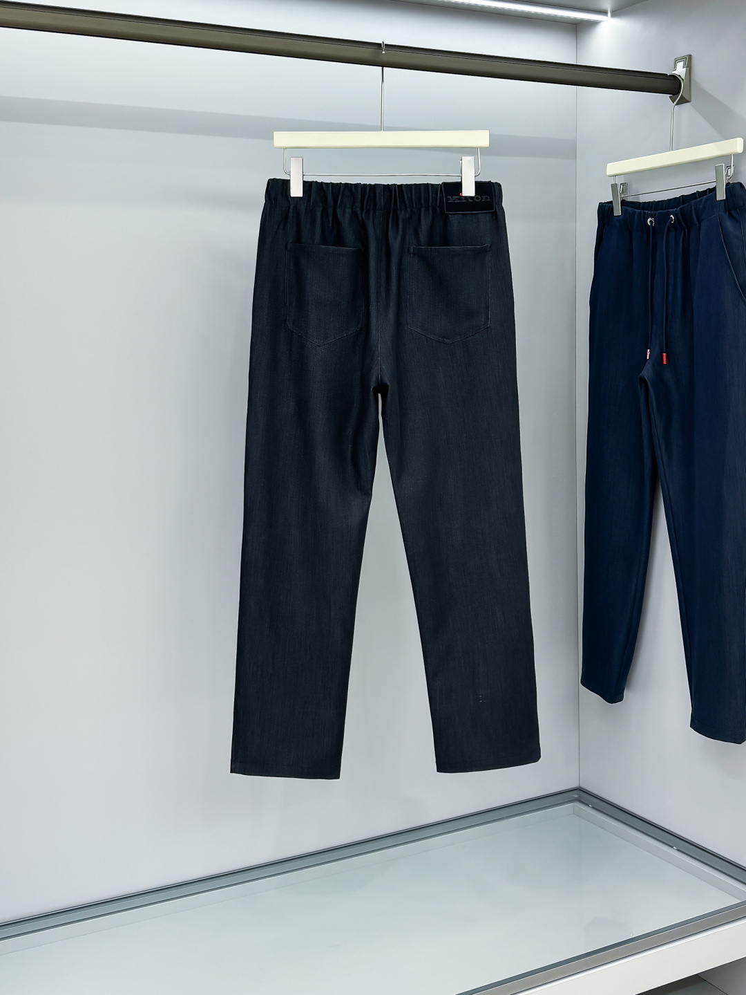 Ki重磅来袭2025FW早秋新品看似简约的小直筒剪裁，实则暗藏「立体工学」—— 定制面料裤身不起褶皱是贴